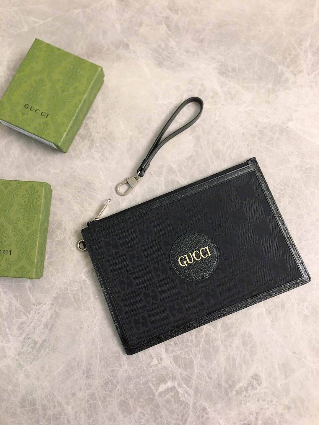 💰520 🇭🇺🇭🇺Official website sync new style‼ ️The 2020 early autumn Gucci Off The Grid series is the first series of Gucci Circular Lines. 🧵The design of this product line makes full use of a variety of recyclable and sustainably sourced organic bio-based materials 🧵Regenerated nylon is made of recyclable sewing threads and accessories 🧵Relying on a bright opaque background to highlight the brand's unique GG pattern element! 🧵Black leather piping, brass alloy metal accessories, decorated with Gucci brand genuine cowhide logo! 🧵Model: 625598, size: 30x20