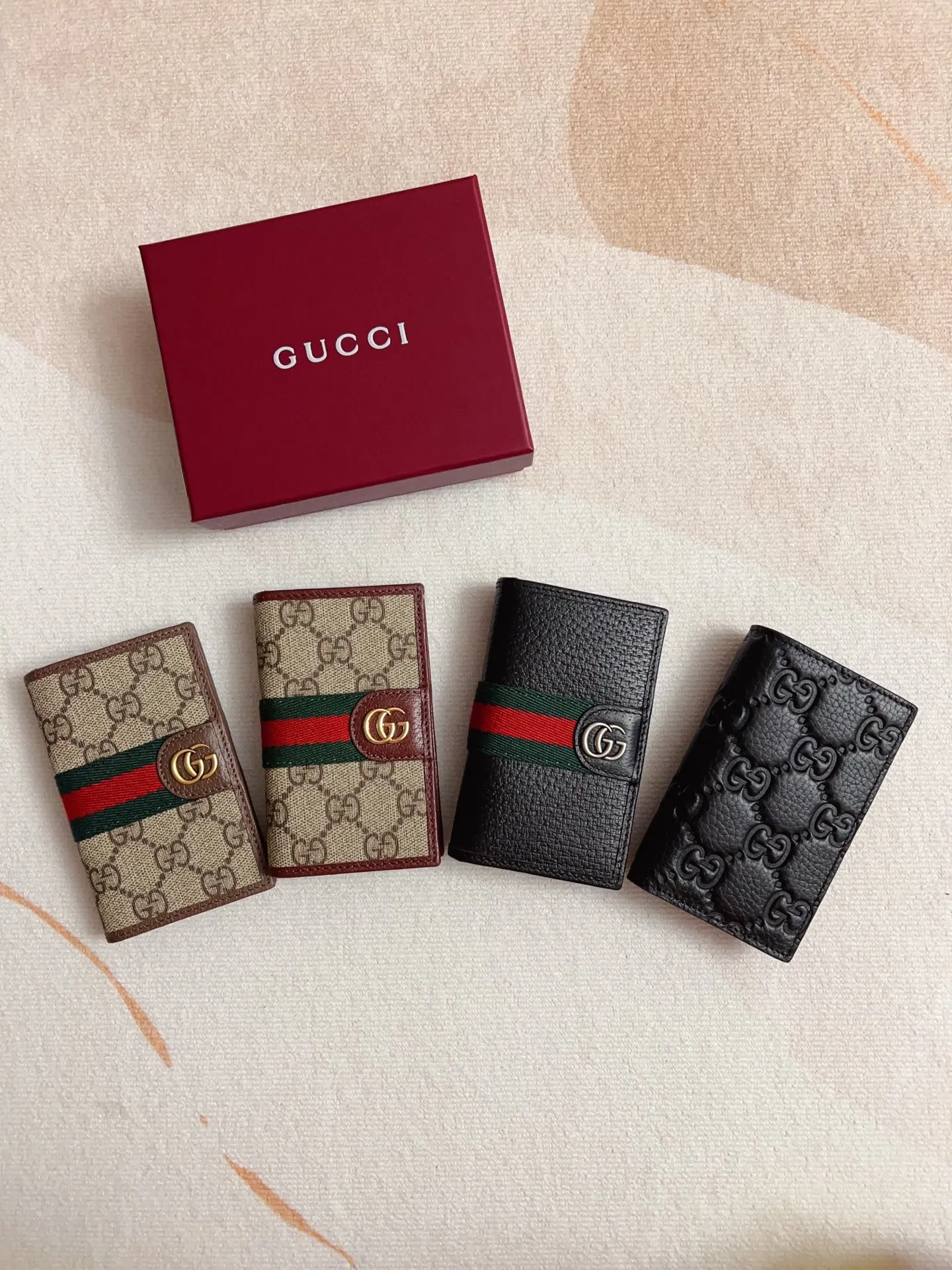 💰330🇭🇺🇭🇺 The new model is synchronized with the official website! Ophidia series ~ card holder wallet, 🍉🍉 made of GG Supreme original factory pig grain first-layer cowhide with PVC 🍉🍉 equipped with iconic double G hardware marks, classic red and green webbing, exquisitely made! 🍉🍉Model number: 834691🍉🍉Size: 11x10cm, color: brown maroon