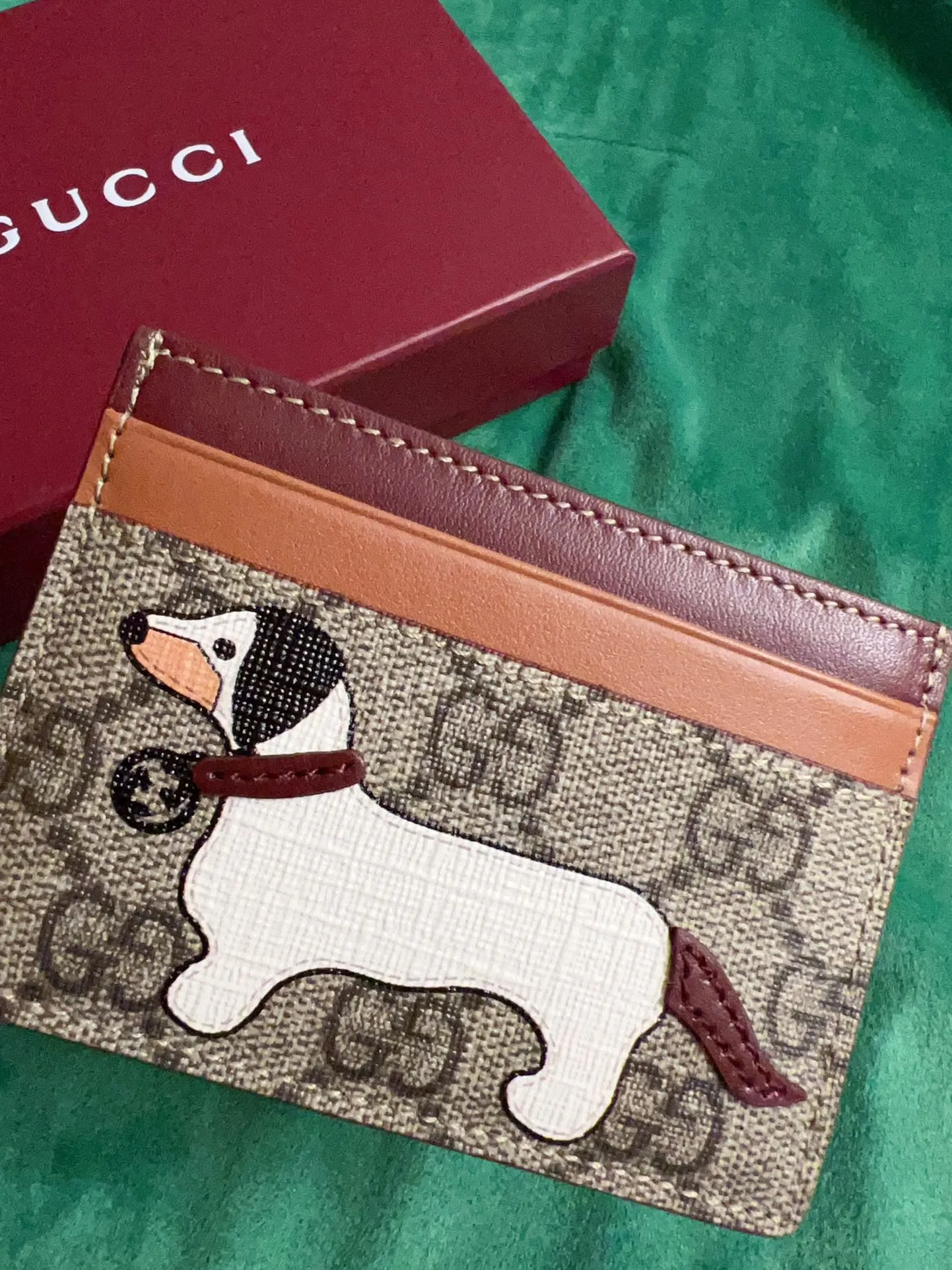 💰260 🇭🇺🇭🇺New product on official website! Exquisite small card holder PVC with burgundy calfskin, 🤡🤡cut and printed with cute and exquisite cartoon patterns! 🤡🤡Style number 818769, size: 11x7cm, 🤡🤡little red cat, puppy, panda, owl, exquisite and cute! Original product!