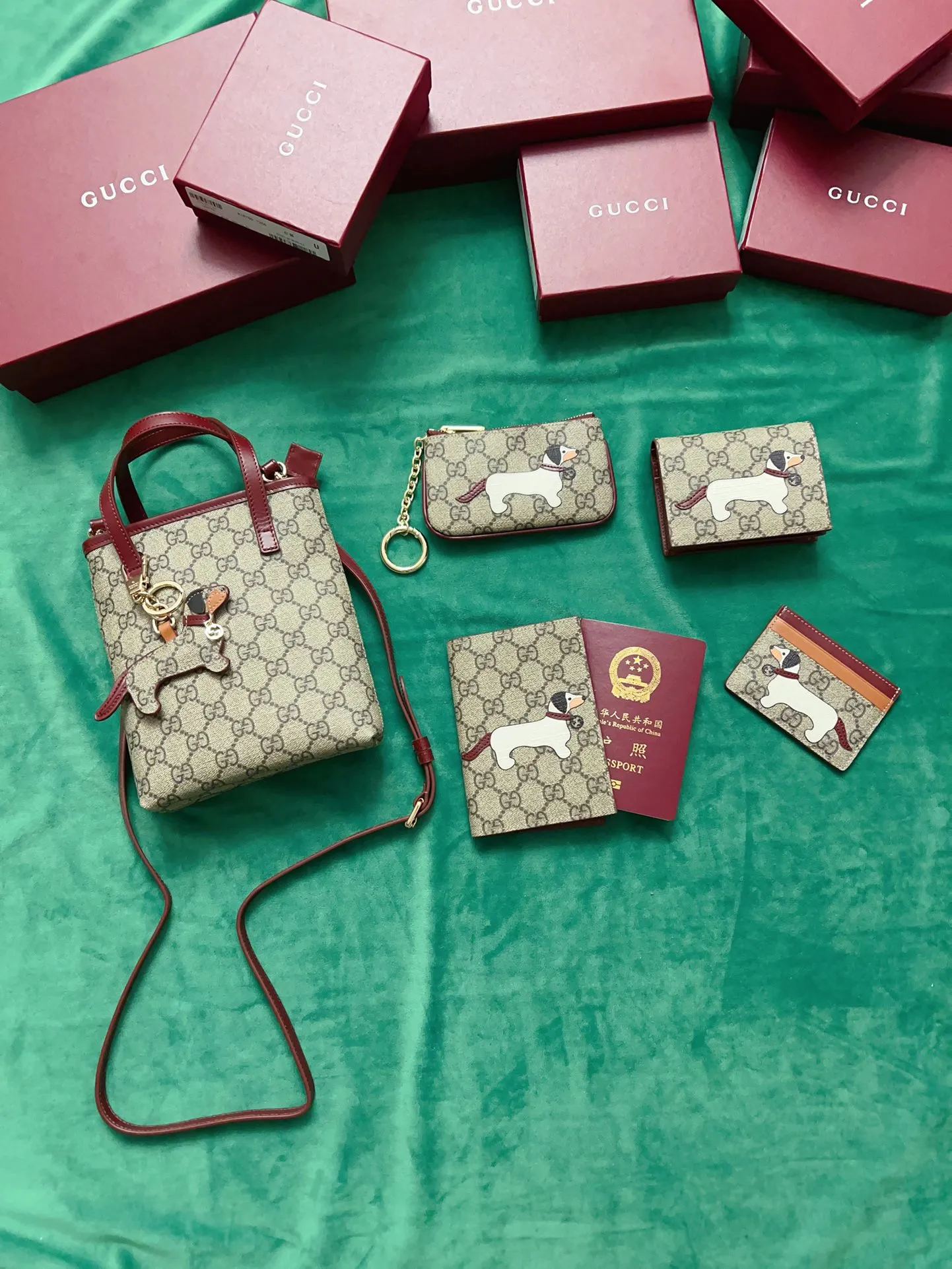 💰260 🇭🇺🇭🇺New product on official website! Exquisite small card holder PVC with burgundy calfskin, 🤡🤡cut and printed with cute and exquisite cartoon patterns! 🤡🤡Style number 818769, size: 11x7cm, 🤡🤡little red cat, puppy, panda, owl, exquisite and cute! Original product!