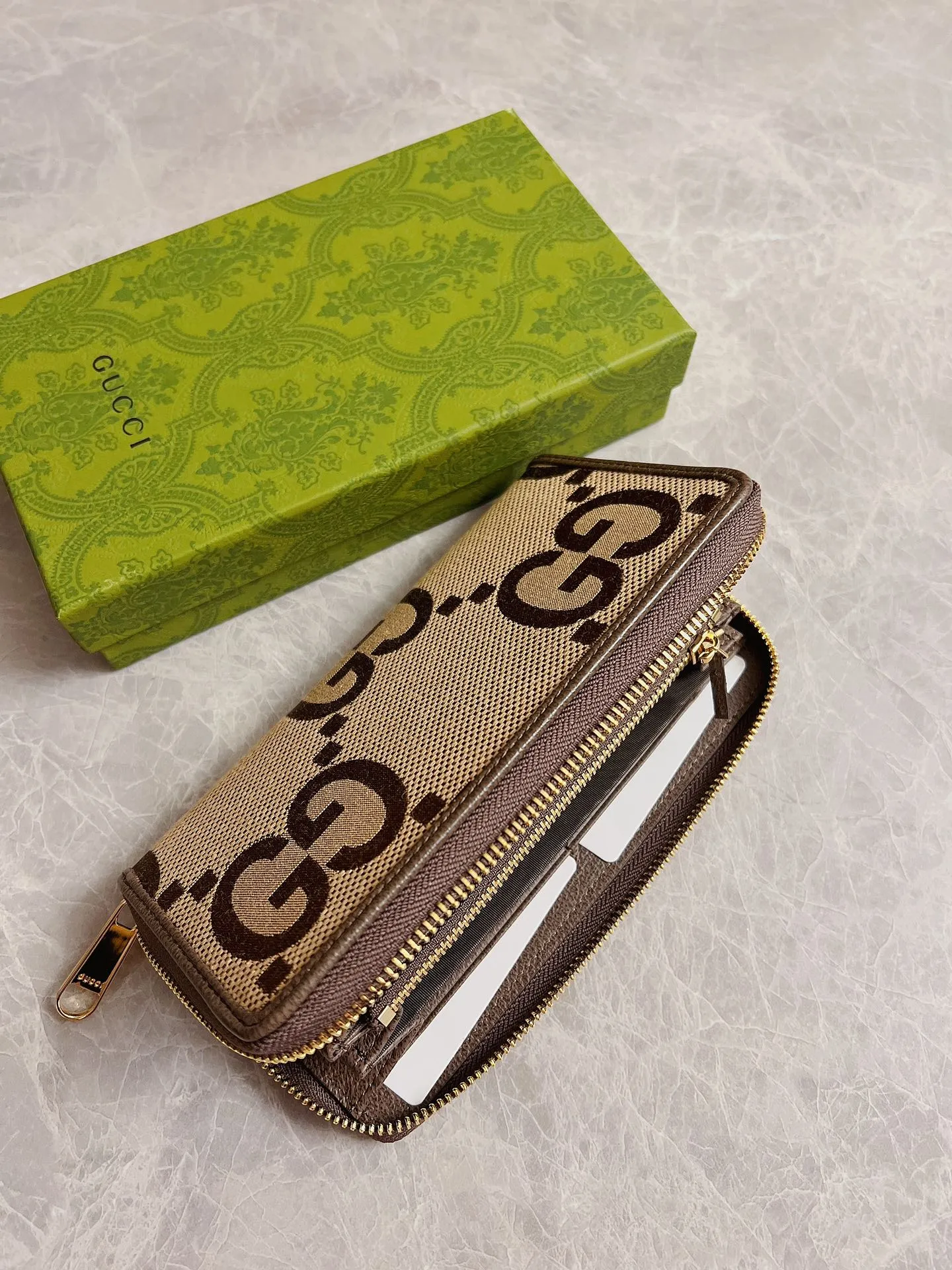 💰440🇭🇺🇭🇺Top original order! The Gucci Diana full-zip wallet incorporates the brand's most recognizable elements, with ingenious monogram details. This wallet is made of double-G pattern canvas, with unique dimensions and unique dimensions. It is simple and elegant, exuding a modern atmosphere. Model: 699316, size: 19cm×10.5cm×2cm