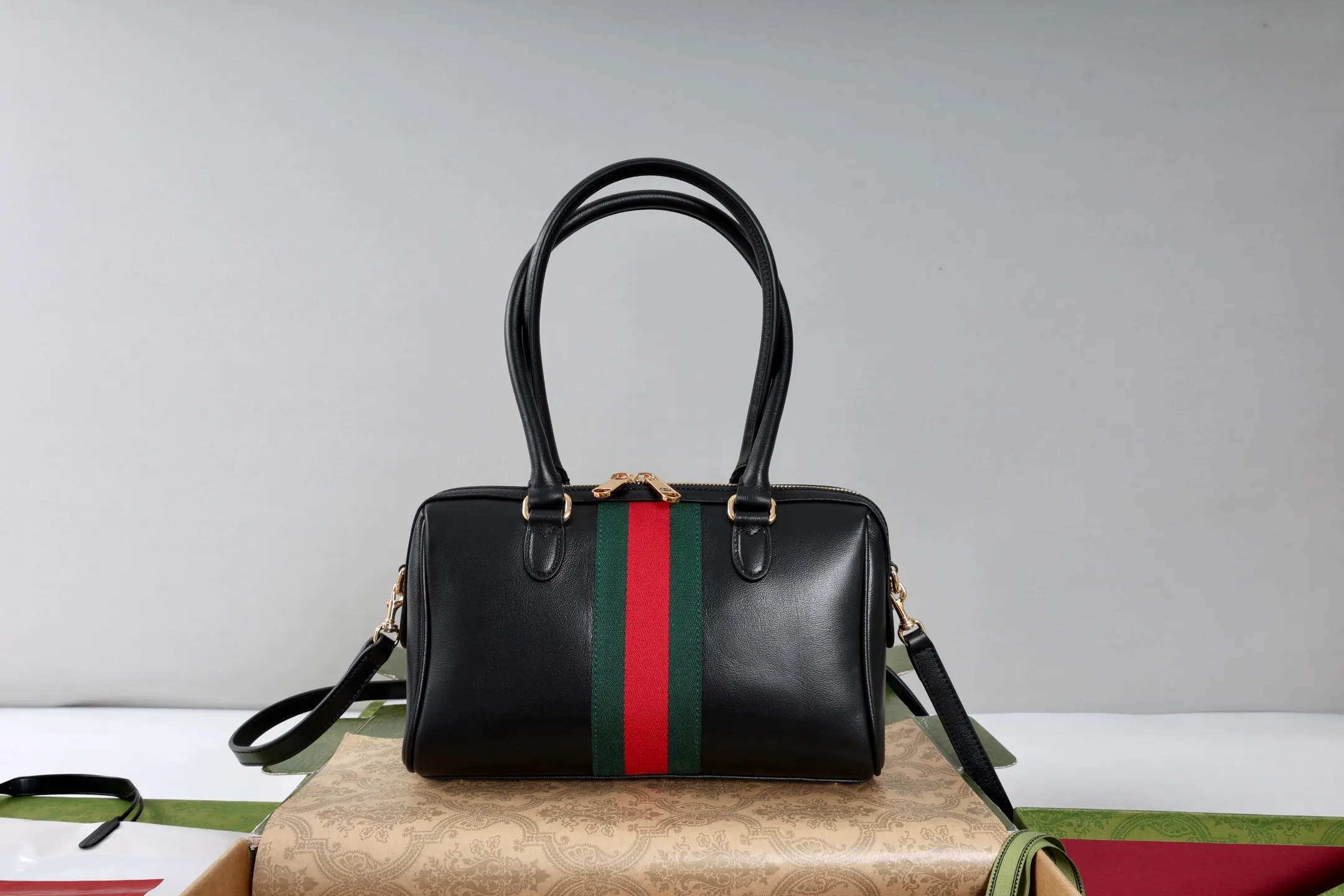 All categories Official website "Brand Women's Bags" Women's Bags 💙 GUCCI 2026 GUCCI new crossbody shoulder bag