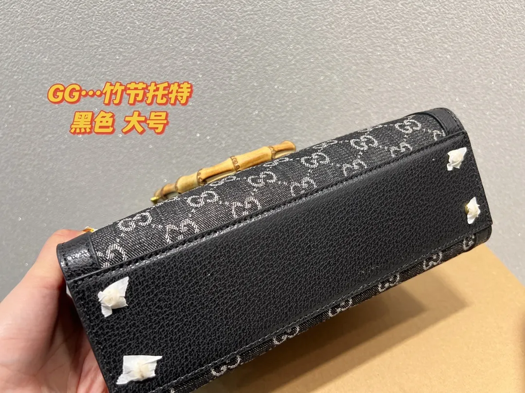 All categories Official website "Brand Women's Bags" Women's Bags 💙 GUCCI 2022 official new Gucci handbag wholesale Large size 58001900 Small size 58001800 High quality Specifications: Large size 27-22 CM Small size 20-16 CM