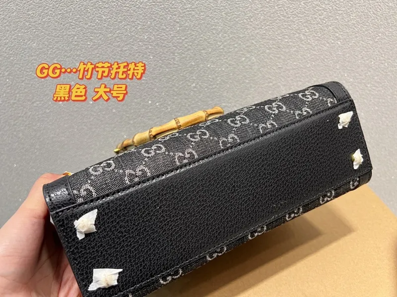 All categories Official website "Brand Women's Bags" Women's Bags 💙 GUCCI 2022 official new Gucci handbag wholesale Large size 58001900 Small size 58001800 High quality Specifications: Large size 27-22 CM Small size 20-16 CM