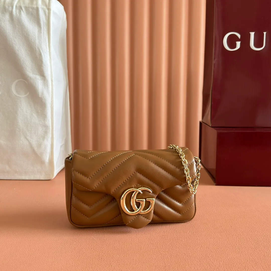 p900💋💋💋Imported original sheepskin pure copper hardware [Original leather configuration counter complete package] The brand's iconic GG Marmont series is ingeniously integrated with double G styling accessories and faceted chain straps, and soft leather is selected to create a bag with soft lines. This mini bag is embellished with the brand's archive logo, which debuted in the 1970s. Black V-shaped Matelassé sheepskin. Silver-tone hardware. Silver-tone hardware. Double G. Chain shoulder strap (60 cm high). Magnetic snap closure. Weight: approx. 0.35 kg. Ident number: 841290. Dimensions: 16.5cm (width) x 9.5cm (height) x 4.5cm (depth) Color: brown full leather/original leather. Made in Italy