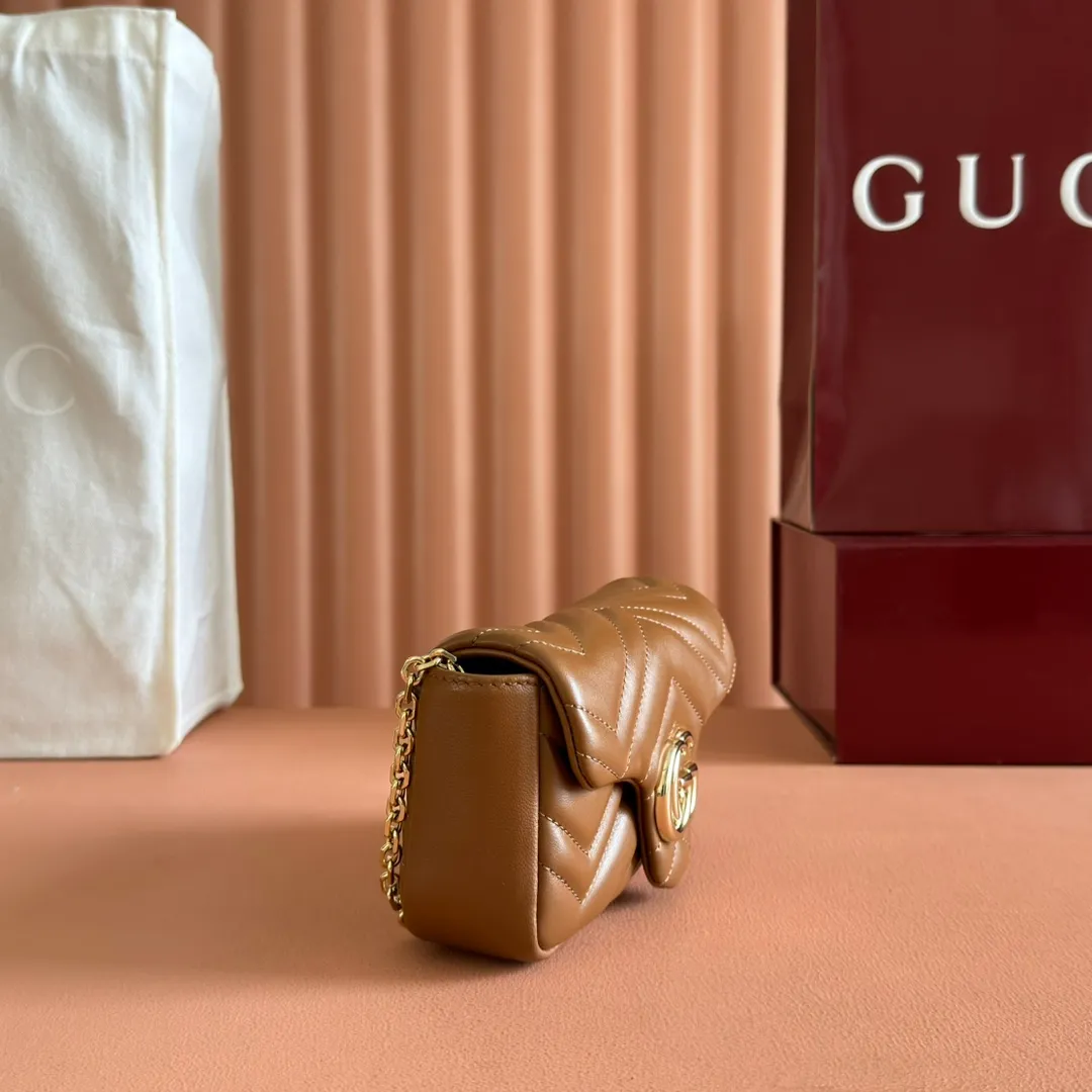p900💋💋💋Imported original sheepskin pure copper hardware [Original leather configuration counter complete package] The brand's iconic GG Marmont series is ingeniously integrated with double G styling accessories and faceted chain straps, and soft leather is selected to create a bag with soft lines. This mini bag is embellished with the brand's archive logo, which debuted in the 1970s. Black V-shaped Matelassé sheepskin. Silver-tone hardware. Silver-tone hardware. Double G. Chain shoulder strap (60 cm high). Magnetic snap closure. Weight: approx. 0.35 kg. Ident number: 841290. Dimensions: 16.5cm (width) x 9.5cm (height) x 4.5cm (depth) Color: brown full leather/original leather. Made in Italy