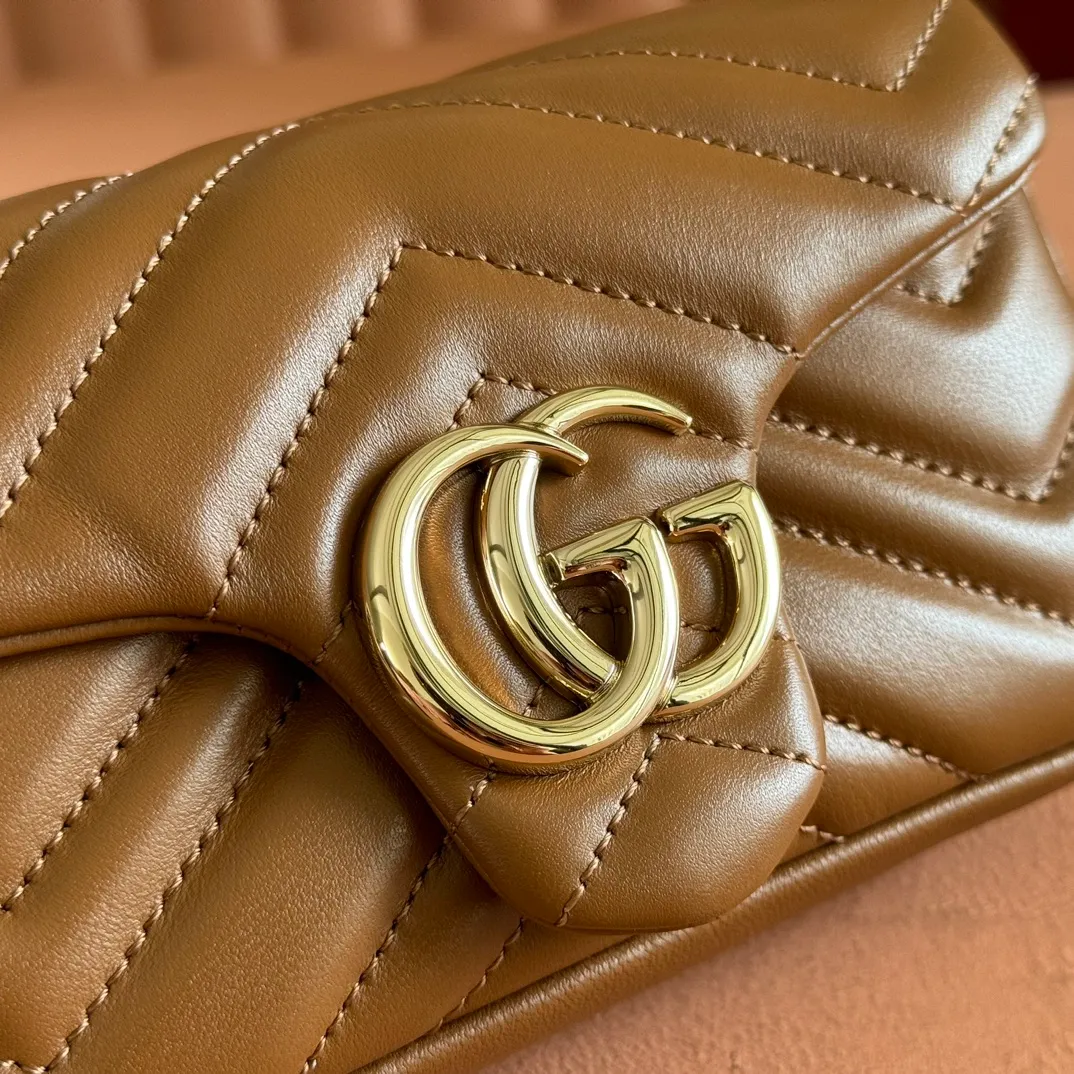 p900💋💋💋Imported original sheepskin pure copper hardware [Original leather configuration counter complete package] The brand's iconic GG Marmont series is ingeniously integrated with double G styling accessories and faceted chain straps, and soft leather is selected to create a bag with soft lines. This mini bag is embellished with the brand's archive logo, which debuted in the 1970s. Black V-shaped Matelassé sheepskin. Silver-tone hardware. Silver-tone hardware. Double G. Chain shoulder strap (60 cm high). Magnetic snap closure. Weight: approx. 0.35 kg. Ident number: 841290. Dimensions: 16.5cm (width) x 9.5cm (height) x 4.5cm (depth) Color: brown full leather/original leather. Made in Italy