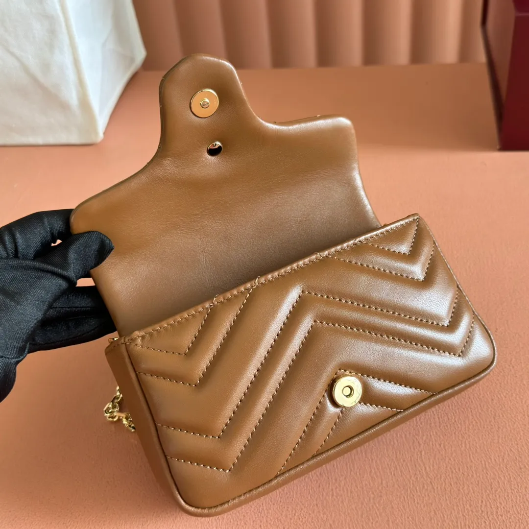 p900💋💋💋Imported original sheepskin pure copper hardware [Original leather configuration counter complete package] The brand's iconic GG Marmont series is ingeniously integrated with double G styling accessories and faceted chain straps, and soft leather is selected to create a bag with soft lines. This mini bag is embellished with the brand's archive logo, which debuted in the 1970s. Black V-shaped Matelassé sheepskin. Silver-tone hardware. Silver-tone hardware. Double G. Chain shoulder strap (60 cm high). Magnetic snap closure. Weight: approx. 0.35 kg. Ident number: 841290. Dimensions: 16.5cm (width) x 9.5cm (height) x 4.5cm (depth) Color: brown full leather/original leather. Made in Italy