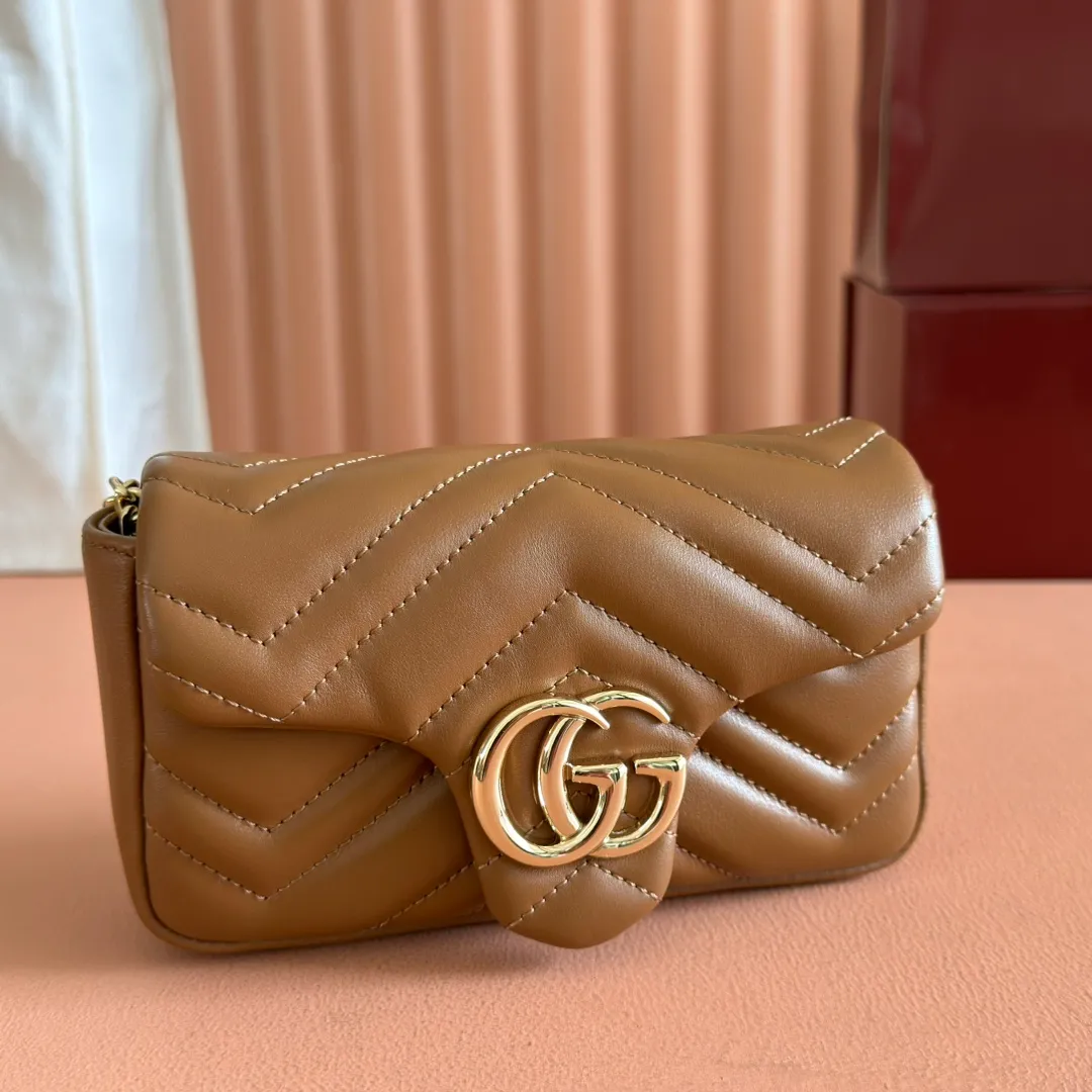 p900💋💋💋Imported original sheepskin pure copper hardware [Original leather configuration counter complete package] The brand's iconic GG Marmont series is ingeniously integrated with double G styling accessories and faceted chain straps, and soft leather is selected to create a bag with soft lines. This mini bag is embellished with the brand's archive logo, which debuted in the 1970s. Black V-shaped Matelassé sheepskin. Silver-tone hardware. Silver-tone hardware. Double G. Chain shoulder strap (60 cm high). Magnetic snap closure. Weight: approx. 0.35 kg. Ident number: 841290. Dimensions: 16.5cm (width) x 9.5cm (height) x 4.5cm (depth) Color: brown full leather/original leather. Made in Italy