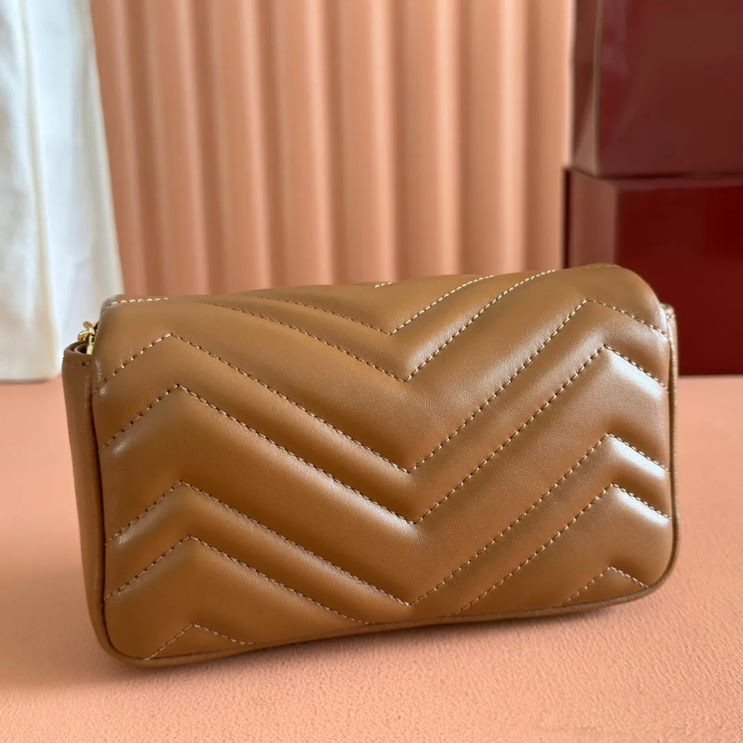 p900💋💋💋Imported original sheepskin pure copper hardware [Original leather configuration counter complete package] The brand's iconic GG Marmont series is ingeniously integrated with double G styling accessories and faceted chain straps, and soft leather is selected to create a bag with soft lines. This mini bag is embellished with the brand's archive logo, which debuted in the 1970s. Black V-shaped Matelassé sheepskin. Silver-tone hardware. Silver-tone hardware. Double G. Chain shoulder strap (60 cm high). Magnetic snap closure. Weight: approx. 0.35 kg. Ident number: 841290. Dimensions: 16.5cm (width) x 9.5cm (height) x 4.5cm (depth) Color: brown full leather/original leather. Made in Italy