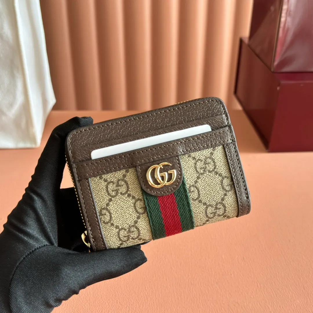 p400. 💋💋💋"With full set of original counter packaging" [New Product] The Ophidia series eye-catchingly presents novel silhouettes and practical functional designs. It is ingeniously interpreted in iconic beige and dark brown colors to create soft-textured accessories. This wallet is one of its masterpieces. Beige and Ancora soft GG Supreme, Rosso Ancora leather trim, light gold tone accessories, Gucci Ancora lining, Double G webbing, model number: 838489. Dimensions: 11x9x2.5cm. Color: Brown Anchor Red/PVC. Made in Italy