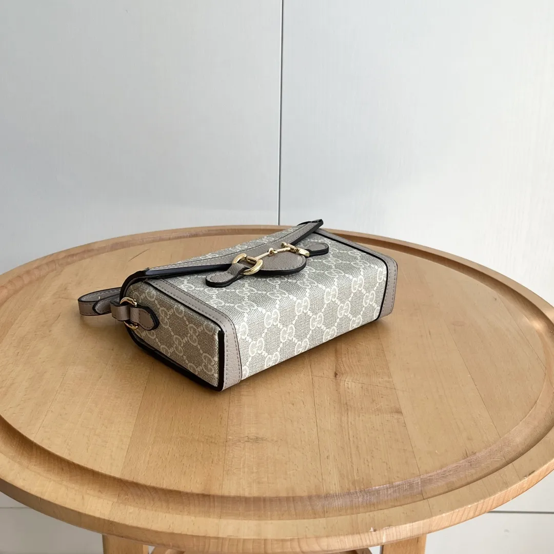 Actual shot #💰260 Model: 699296 Oats Size: 18x12x5cm 𝐆𝐮𝐜𝐜𝐢 𝟏𝟗𝟓𝟓 𝐇𝐨𝐫𝐬𝐞𝐛𝐢𝐭 𝐌𝐢𝐧𝐢 Another masterpiece in the Horsebit 1955 series! The horizontal mobile phone bag looks great too! It can be used for large-screen mobile phones. Compared with the vertical version, it may be more convenient to use~ It can be carried in spring, summer, autumn and winter without choosing an outfit👍