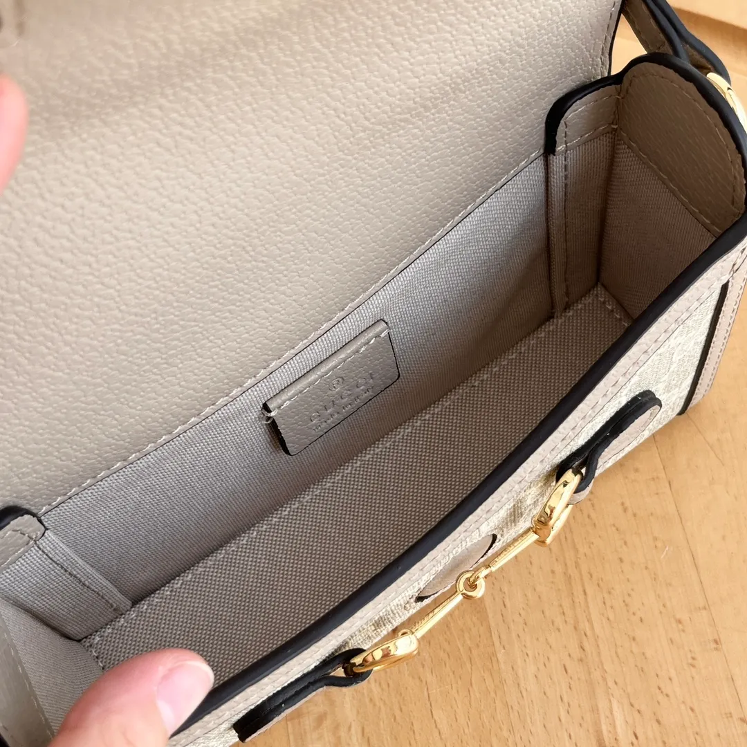 Actual shot #💰260 Model: 699296 Oats Size: 18x12x5cm 𝐆𝐮𝐜𝐜𝐢 𝟏𝟗𝟓𝟓 𝐇𝐨𝐫𝐬𝐞𝐛𝐢𝐭 𝐌𝐢𝐧𝐢 Another masterpiece in the Horsebit 1955 series! The horizontal mobile phone bag looks great too! It can be used for large-screen mobile phones. Compared with the vertical version, it may be more convenient to use~ It can be carried in spring, summer, autumn and winter without choosing an outfit👍