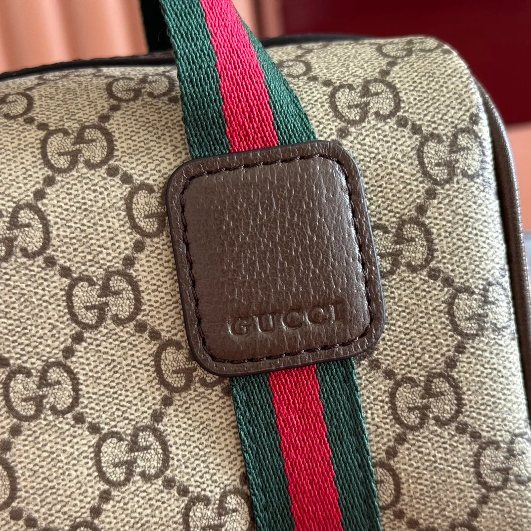 p880. 💋💋💋"With full set of original counter packaging" [New Product] The Ophidia series ingeniously interprets novel silhouettes and functions, with iconic beige and brown colors, creating a bag with soft texture and fashionable style. Beige and dark brown GG monogram coated fabric Brown leather trim Light gold tone hardware Green linen cotton blend lining Double G Web strap Interior: One card compartment Leather shoulder strap Height: 47 cm Zip closure Ident.: 838480. Dimensions: 21cm (width) x 12.5cm (height) x 5cm (depth) Weight: approx. 327g Color: Brown/PVC. Made in Italy