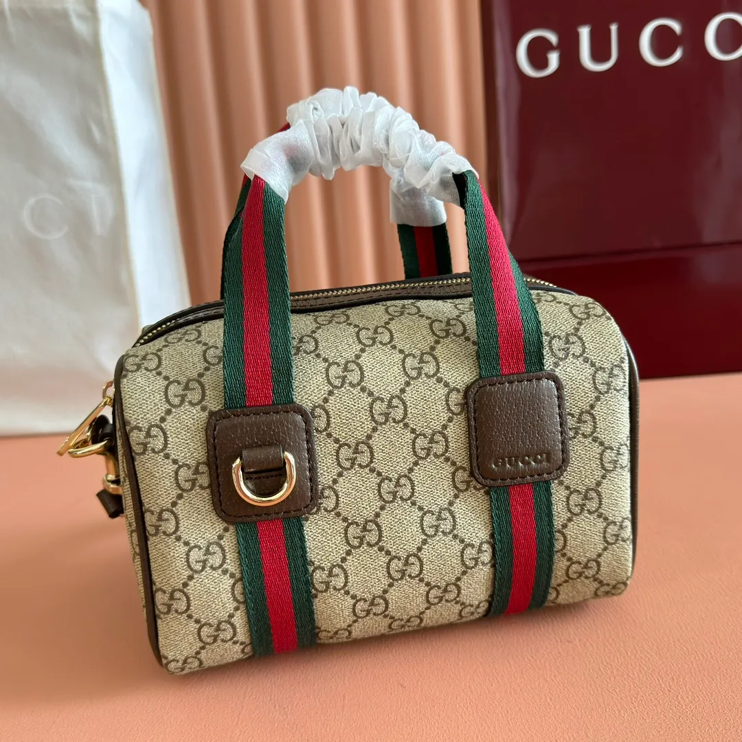 p880. 💋💋💋"With full set of original counter packaging" [New Product] The Ophidia series ingeniously interprets novel silhouettes and functions, with iconic beige and brown colors, creating a bag with soft texture and fashionable style. Beige and dark brown GG monogram coated fabric Brown leather trim Light gold tone hardware Green linen cotton blend lining Double G Web strap Interior: One card compartment Leather shoulder strap Height: 47 cm Zip closure Ident.: 838480. Dimensions: 21cm (width) x 12.5cm (height) x 5cm (depth) Weight: approx. 327g Color: Brown/PVC. Made in Italy