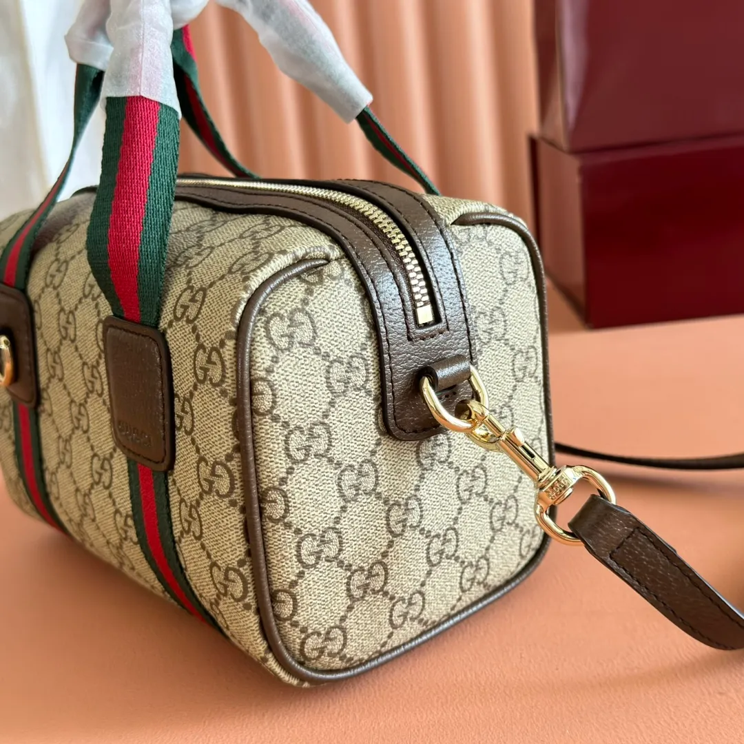 p880. 💋💋💋"With full set of original counter packaging" [New Product] The Ophidia series ingeniously interprets novel silhouettes and functions, with iconic beige and brown colors, creating a bag with soft texture and fashionable style. Beige and dark brown GG monogram coated fabric Brown leather trim Light gold tone hardware Green linen cotton blend lining Double G Web strap Interior: One card compartment Leather shoulder strap Height: 47 cm Zip closure Ident.: 838480. Dimensions: 21cm (width) x 12.5cm (height) x 5cm (depth) Weight: approx. 327g Color: Brown/PVC. Made in Italy