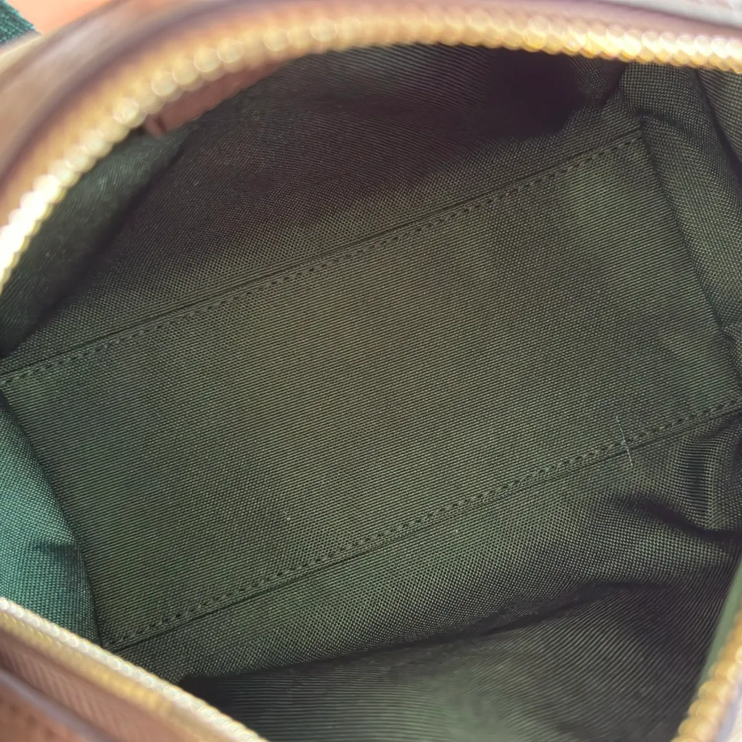 p880. 💋💋💋"With full set of original counter packaging" [New Product] The Ophidia series ingeniously interprets novel silhouettes and functions, with iconic beige and brown colors, creating a bag with soft texture and fashionable style. Beige and dark brown GG monogram coated fabric Brown leather trim Light gold tone hardware Green linen cotton blend lining Double G Web strap Interior: One card compartment Leather shoulder strap Height: 47 cm Zip closure Ident.: 838480. Dimensions: 21cm (width) x 12.5cm (height) x 5cm (depth) Weight: approx. 327g Color: Brown/PVC. Made in Italy