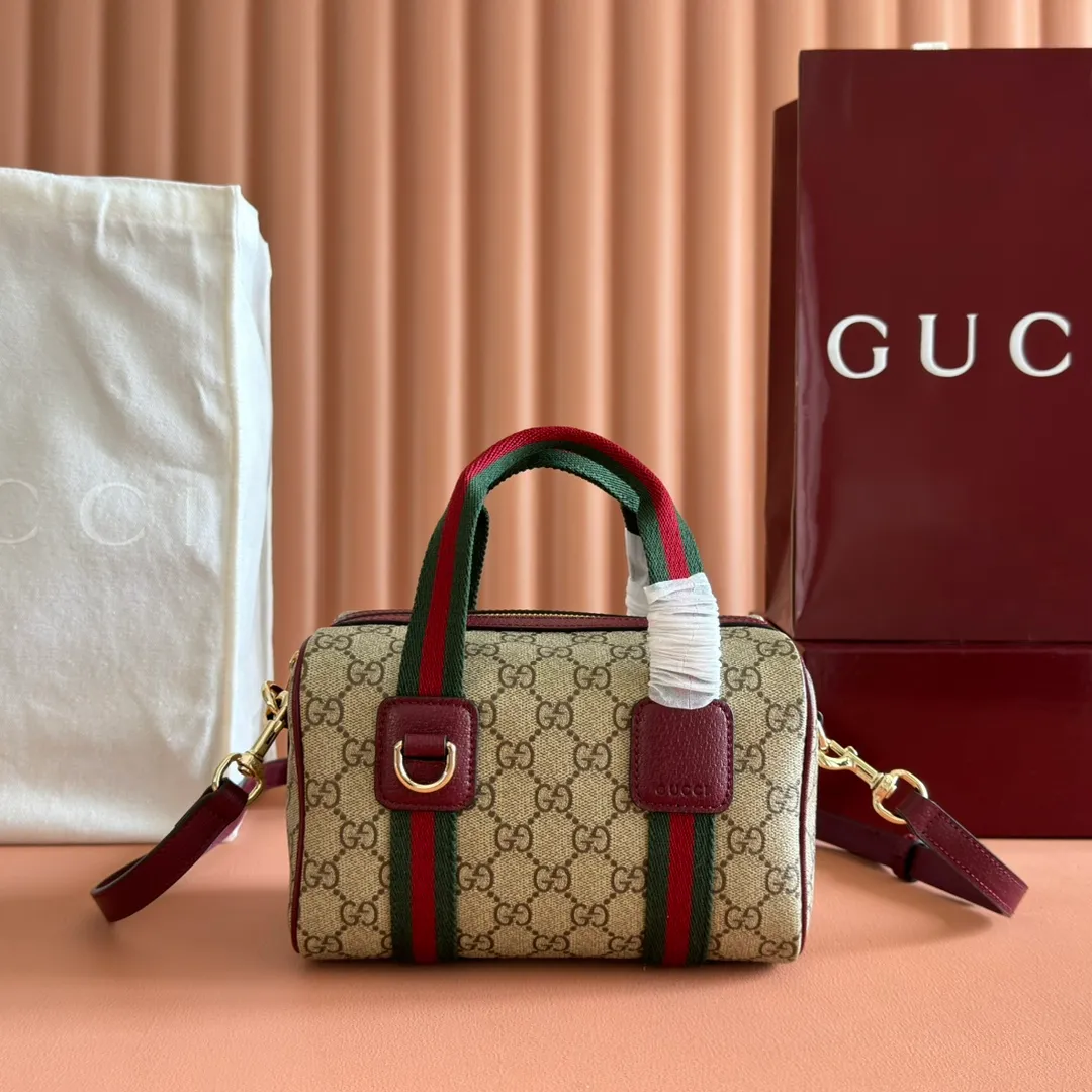 p880. 💋💋💋"With full set of original counter packaging" [New Product] The Ophidia series ingeniously interprets novel silhouettes and functions, with iconic beige and brown colors, creating a bag with soft texture and fashionable style. Beige and dark brown GG monogram coated fabric Brown leather trim Light gold tone hardware Green linen cotton blend lining Double G Web strap Interior: One card compartment Leather shoulder strap Height: 47 cm Zip closure Ident.: 838480. Dimensions: 21cm (width) x 12.5cm (height) x 5cm (depth) Weight: about 327g Color: brown/pvc. Made in Italy