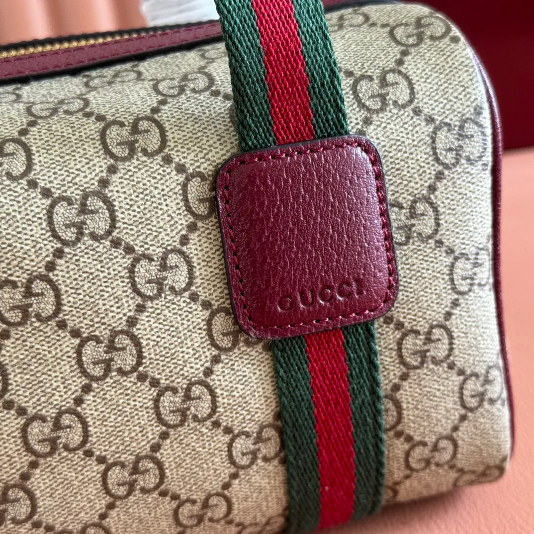 p880. 💋💋💋"With full set of original counter packaging" [New Product] The Ophidia series ingeniously interprets novel silhouettes and functions, with iconic beige and brown colors, creating a bag with soft texture and fashionable style. Beige and dark brown GG monogram coated fabric Brown leather trim Light gold tone hardware Green linen cotton blend lining Double G Web strap Interior: One card compartment Leather shoulder strap Height: 47 cm Zip closure Ident.: 838480. Dimensions: 21cm (width) x 12.5cm (height) x 5cm (depth) Weight: about 327g Color: brown/pvc. Made in Italy