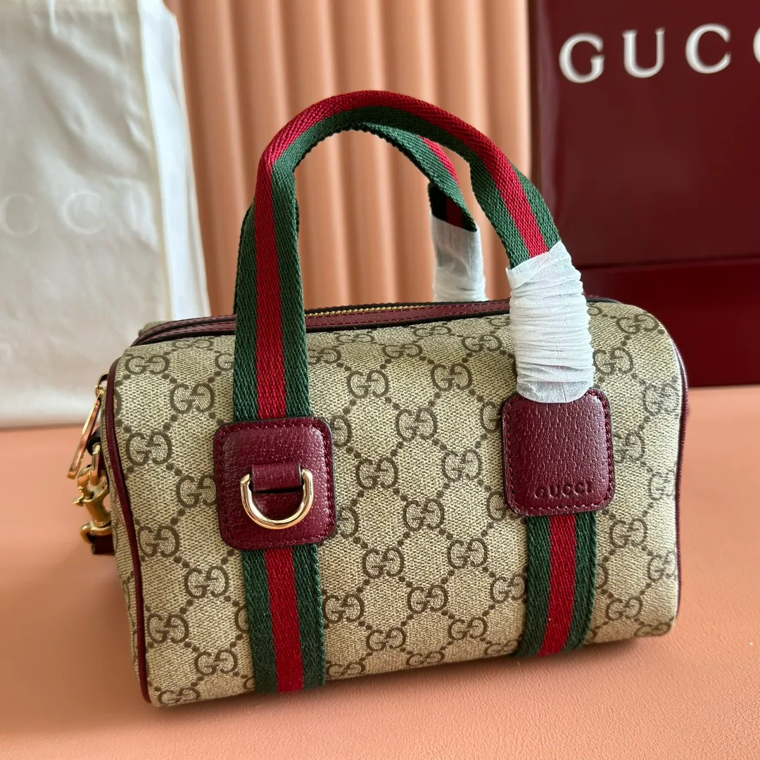 p880. 💋💋💋"With full set of original counter packaging" [New Product] The Ophidia series ingeniously interprets novel silhouettes and functions, with iconic beige and brown colors, creating a bag with soft texture and fashionable style. Beige and dark brown GG monogram coated fabric Brown leather trim Light gold tone hardware Green linen cotton blend lining Double G Web strap Interior: One card compartment Leather shoulder strap Height: 47 cm Zip closure Ident.: 838480. Dimensions: 21cm (width) x 12.5cm (height) x 5cm (depth) Weight: about 327g Color: brown/pvc. Made in Italy