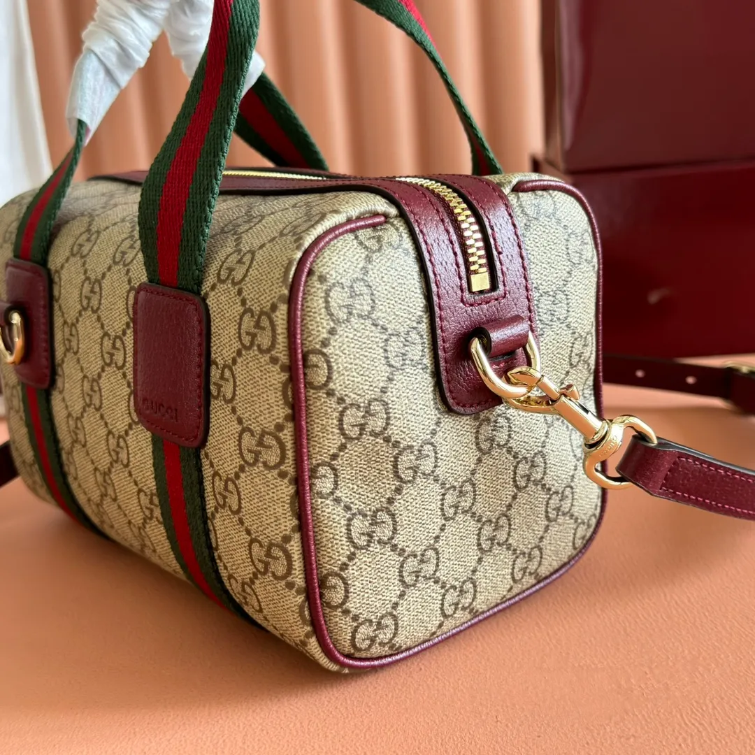 p880. 💋💋💋"With full set of original counter packaging" [New Product] The Ophidia series ingeniously interprets novel silhouettes and functions, with iconic beige and brown colors, creating a bag with soft texture and fashionable style. Beige and dark brown GG monogram coated fabric Brown leather trim Light gold tone hardware Green linen cotton blend lining Double G Web strap Interior: One card compartment Leather shoulder strap Height: 47 cm Zip closure Ident.: 838480. Dimensions: 21cm (width) x 12.5cm (height) x 5cm (depth) Weight: about 327g Color: brown/pvc. Made in Italy
