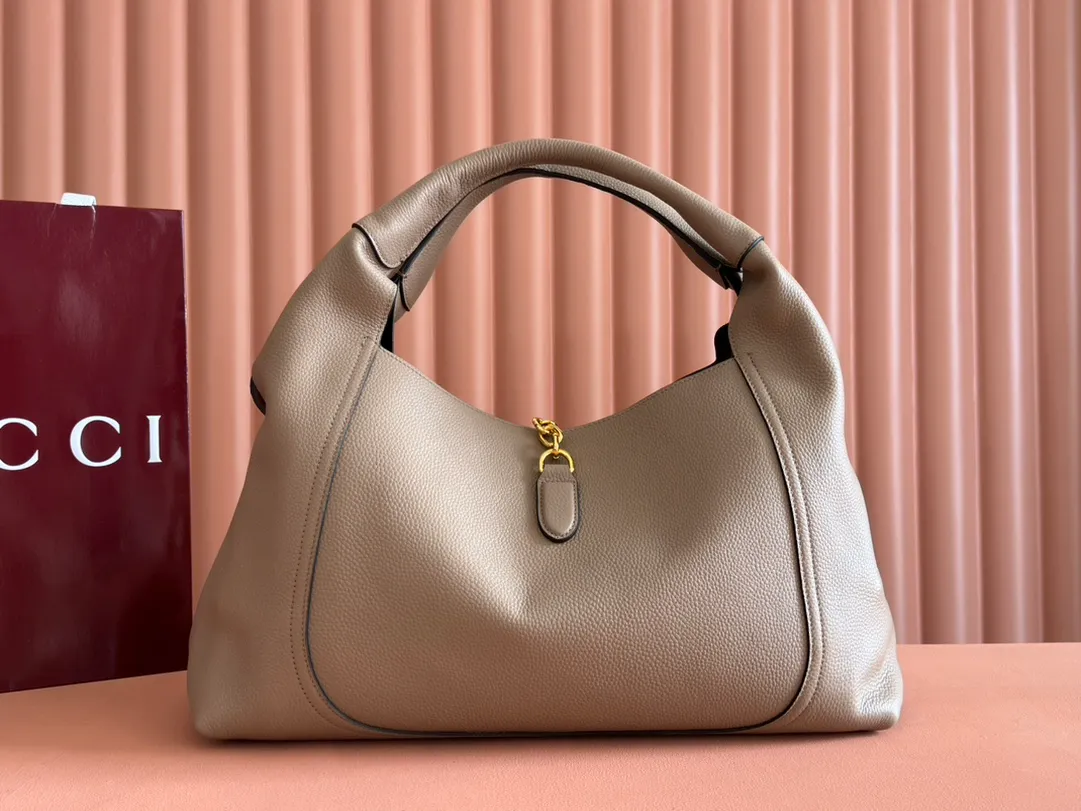💋💋💋p1700 This Gucci Softbit series shoulder bag is ingeniously integrated with the brand's classic equestrian style accessories in the shape of a large half-horse bit. This large shoulder bag comes with a removable clutch. Gucci Ankara red grained calf leather Light gold tone hardware Dark brown microfiber lining Half horsebit closure Interior: Detachable clutch Holds iPhone Pro Max/Plus, Airpods, long wallet and lipstick Shoulder strap: 20 cm high Magnetic closure Model number: 837466. Dimensions: 46cm (width) x 26cm (height) x 16cm (depth) Weight: approx. 1.4kg Color: Khaki/original leather. Made in Italy