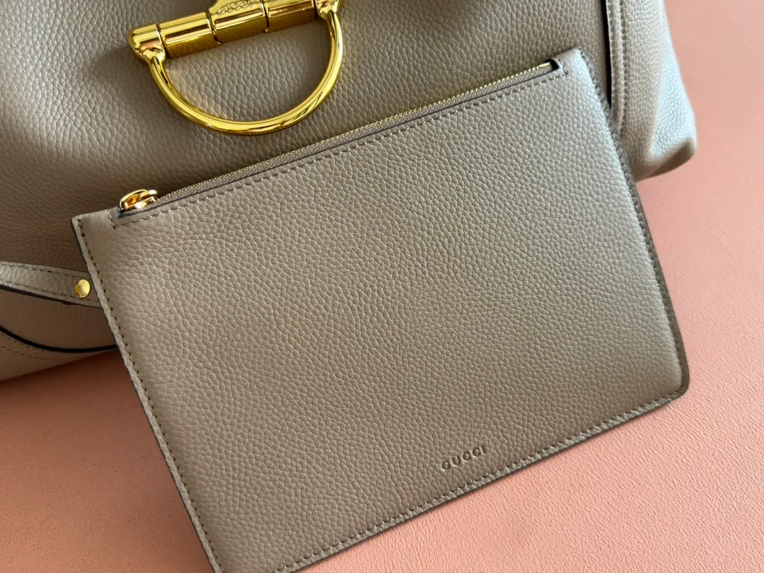 💋💋💋p1700 This Gucci Softbit series shoulder bag is ingeniously integrated with the brand's classic equestrian style accessories in the shape of a large half-horse bit. This large shoulder bag comes with a removable clutch. Gucci Ankara red grained calf leather Light gold tone hardware Dark brown microfiber lining Half horsebit closure Interior: Detachable clutch Holds iPhone Pro Max/Plus, Airpods, long wallet and lipstick Shoulder strap: 20 cm high Magnetic closure Model number: 837466. Dimensions: 46cm (width) x 26cm (height) x 16cm (depth) Weight: approx. 1.4kg Color: Khaki/original leather. Made in Italy