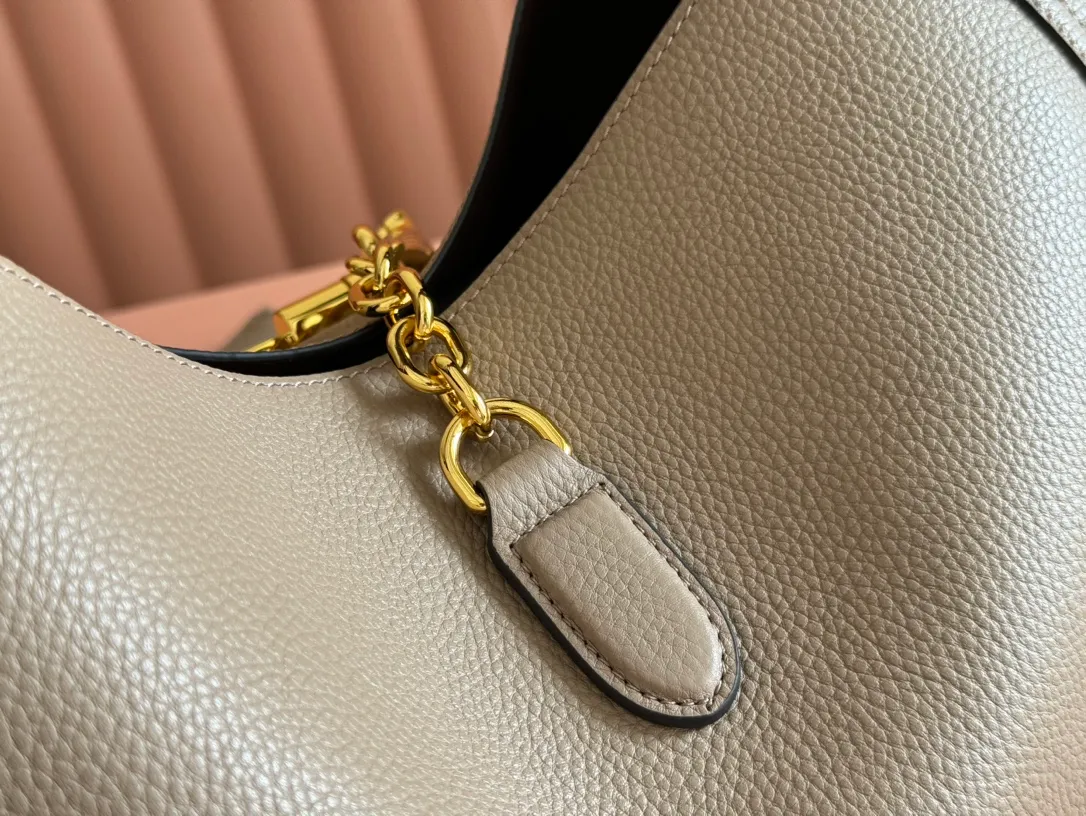 💋💋💋p1700 This Gucci Softbit series shoulder bag is ingeniously integrated with the brand's classic equestrian style accessories in the shape of a large half-horse bit. This large shoulder bag comes with a removable clutch. Gucci Ankara red grained calf leather Light gold tone hardware Dark brown microfiber lining Half horsebit closure Interior: Detachable clutch Holds iPhone Pro Max/Plus, Airpods, long wallet and lipstick Shoulder strap: 20 cm high Magnetic closure Model number: 837466. Dimensions: 46cm (width) x 26cm (height) x 16cm (depth) Weight: approx. 1.4kg Color: Khaki/original leather. Made in Italy