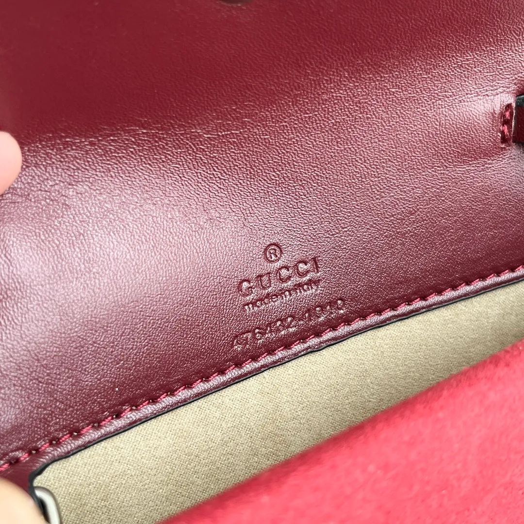 Actual shot #💰260 with box Model: 476432 Date red flower Size: 16.5x10x4.5cm 𝙂𝙪𝙘𝙘𝙞 𝘿𝙞𝙤𝙣𝙮𝙨𝙪𝙨 𝙈𝙞𝙣𝙞 16.5 Xiaogujia’s entry-level small bag is recommended. It’s not worth mentioning. It’s a classic model that can be said to be the symbol of Xiaogujia. The classic mini Dionysian buckle is paired with calfskin. This bag has a very high appearance rate. It is simply a tool for daily wear and is very popular on the street❗️