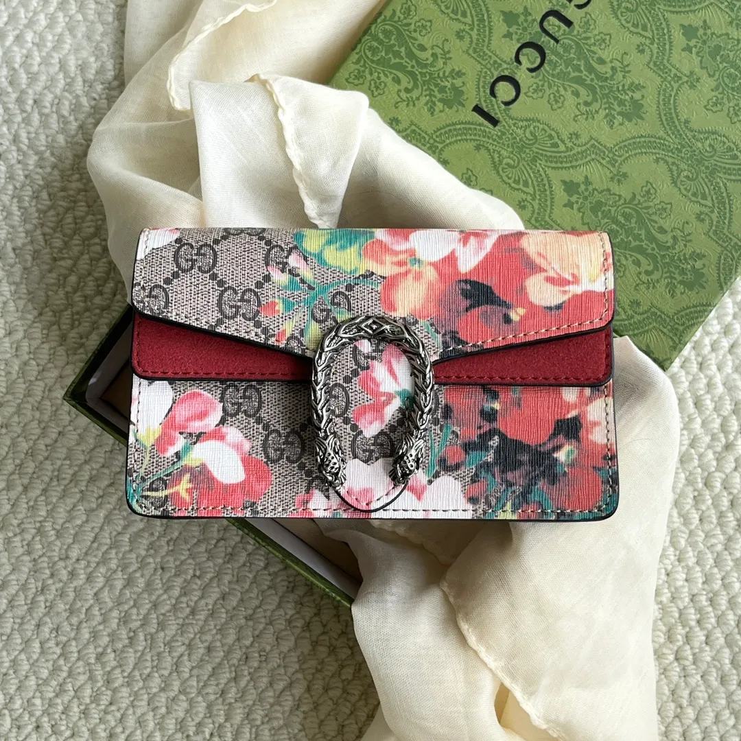 Actual shot #💰260 with box Model: 476432 Date red flower Size: 16.5x10x4.5cm 𝙂𝙪𝙘𝙘𝙞 𝘿𝙞𝙤𝙣𝙮𝙨𝙪𝙨 𝙈𝙞𝙣𝙞 16.5 Xiaogujia’s entry-level small bag is recommended. It’s not worth mentioning. It’s a classic model that can be said to be the symbol of Xiaogujia. The classic mini Dionysian buckle is paired with calfskin. This bag has a very high appearance rate. It is simply a tool for daily wear and is very popular on the street❗️