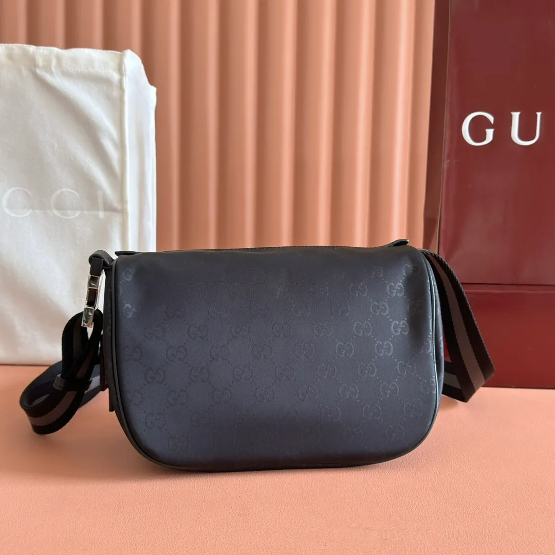 p700📣📣📣 (with complete cabinet packaging) [gucci Gucci]‼ G Home 👉New style. The market's top exclusive goods control, special/counter quality 💯Using imported cowhide, original hardware! Exquisite workmanship. 💯Exclusive physical photos📷👉The quality can be seen in the picture👄👄😘😘. Style number: 449132. Size: 24*13*15. Color: Gram-pressed cloth.