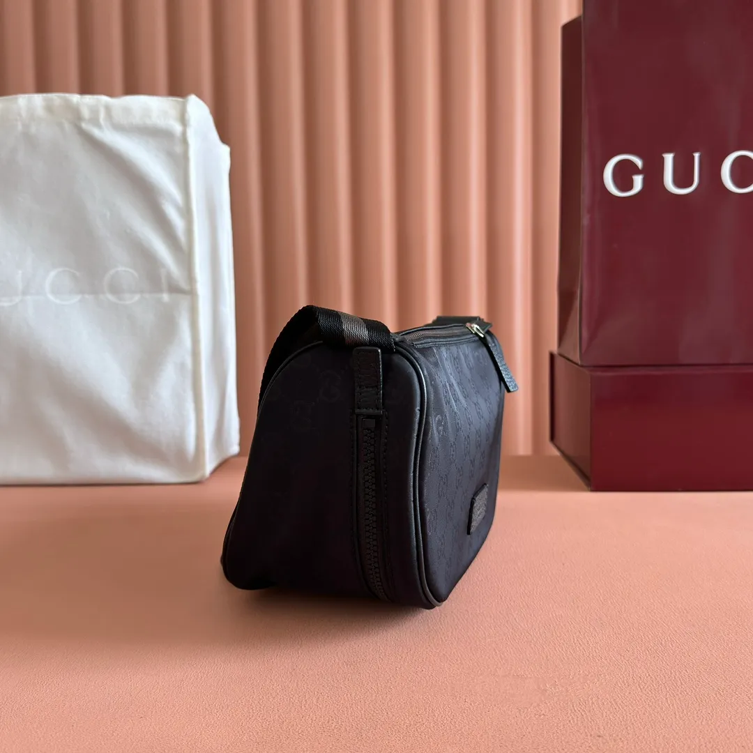 p700📣📣📣 (with complete cabinet packaging) [gucci Gucci]‼ G Home 👉New style. The market's top exclusive goods control, special/counter quality 💯Using imported cowhide, original hardware! Exquisite workmanship. 💯Exclusive physical photos📷👉The quality can be seen in the picture👄👄😘😘. Style number: 449132. Size: 24*13*15. Color: Gram-pressed cloth.