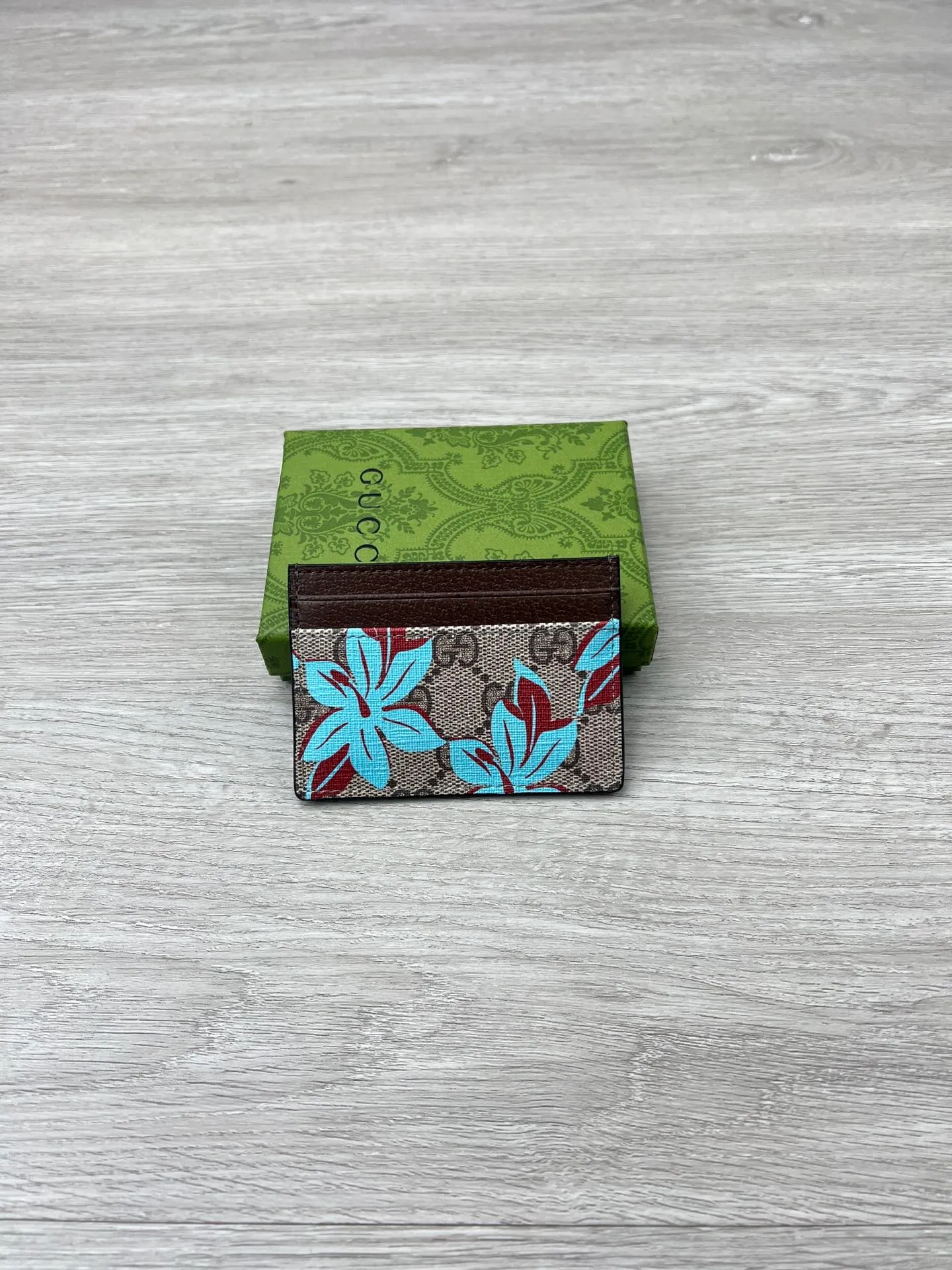 💰110 GUCCI ✨ Supreme canvas makes a stunning appearance in the 2025 early autumn series, renovating the new floral print in blue tones. This beige and dark brown card slot wallet features a contemporary floral pattern and GG logo. ·Beige and dark brown GG Supreme canvas all-over blue flower print moire fabric lining Interior: 4 card compartments, model number: 841147 size: 10*7.5cm color: coffee