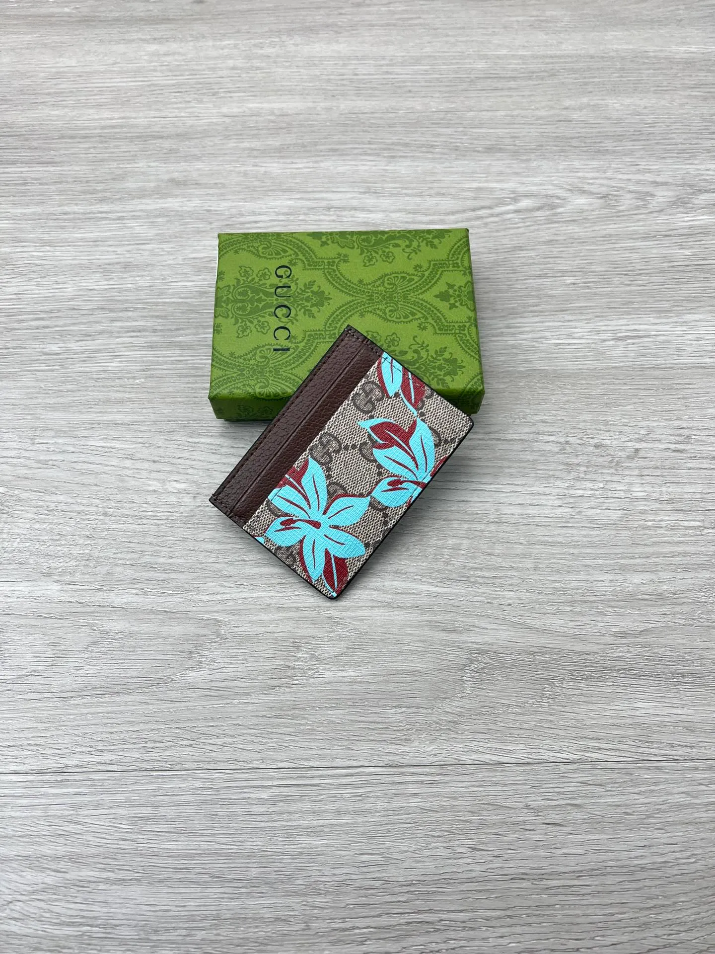 💰110 GUCCI ✨ Supreme canvas makes a stunning appearance in the 2025 early autumn series, renovating the new floral print in blue tones. This beige and dark brown card slot wallet features a contemporary floral pattern and GG logo. ·Beige and dark brown GG Supreme canvas all-over blue flower print moire fabric lining Interior: 4 card compartments, model number: 841147 size: 10*7.5cm color: coffee