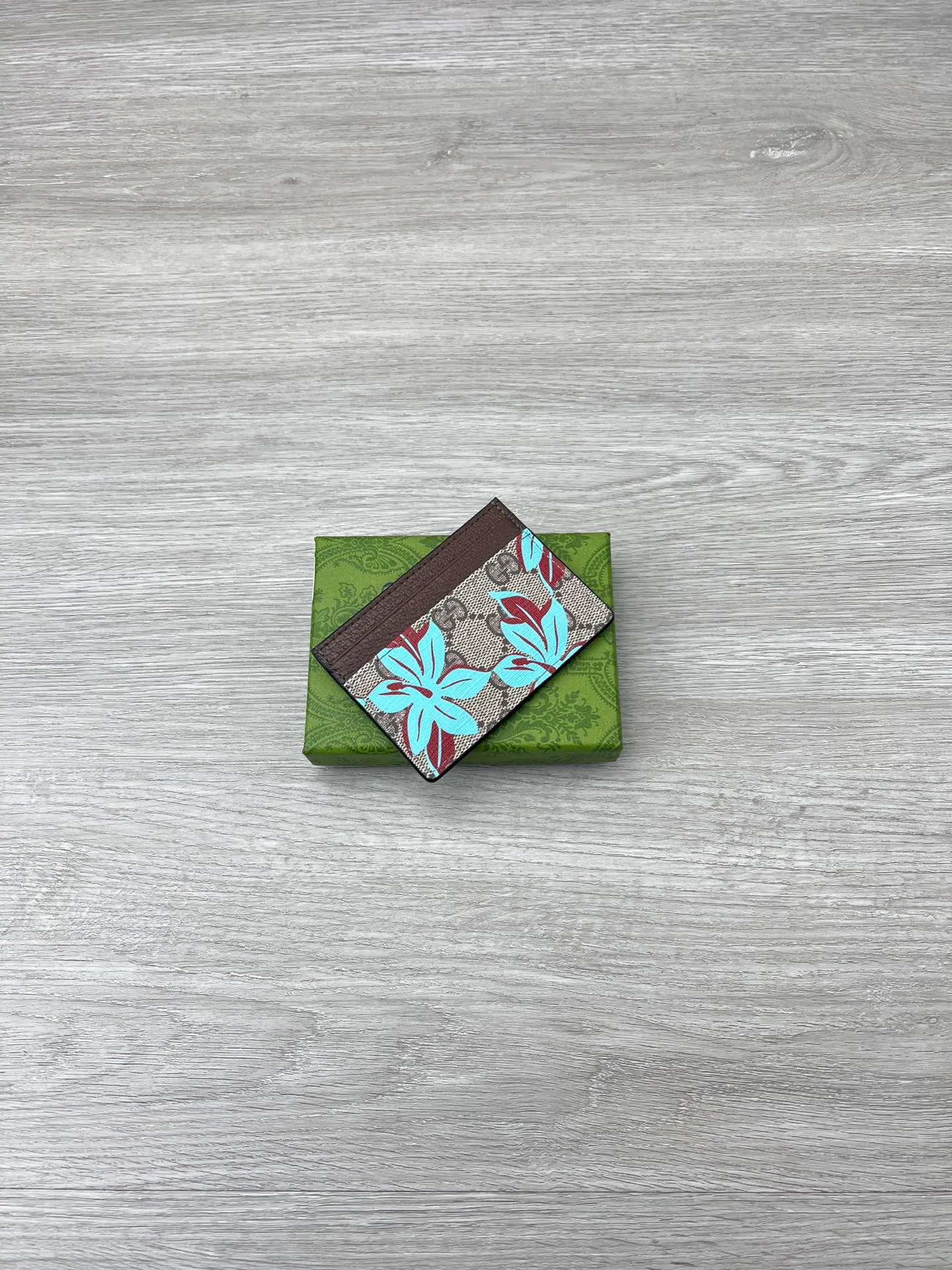💰110 GUCCI ✨ Supreme canvas makes a stunning appearance in the 2025 early autumn series, renovating the new floral print in blue tones. This beige and dark brown card slot wallet features a contemporary floral pattern and GG logo. ·Beige and dark brown GG Supreme canvas all-over blue flower print moire fabric lining Interior: 4 card compartments, model number: 841147 size: 10*7.5cm color: coffee