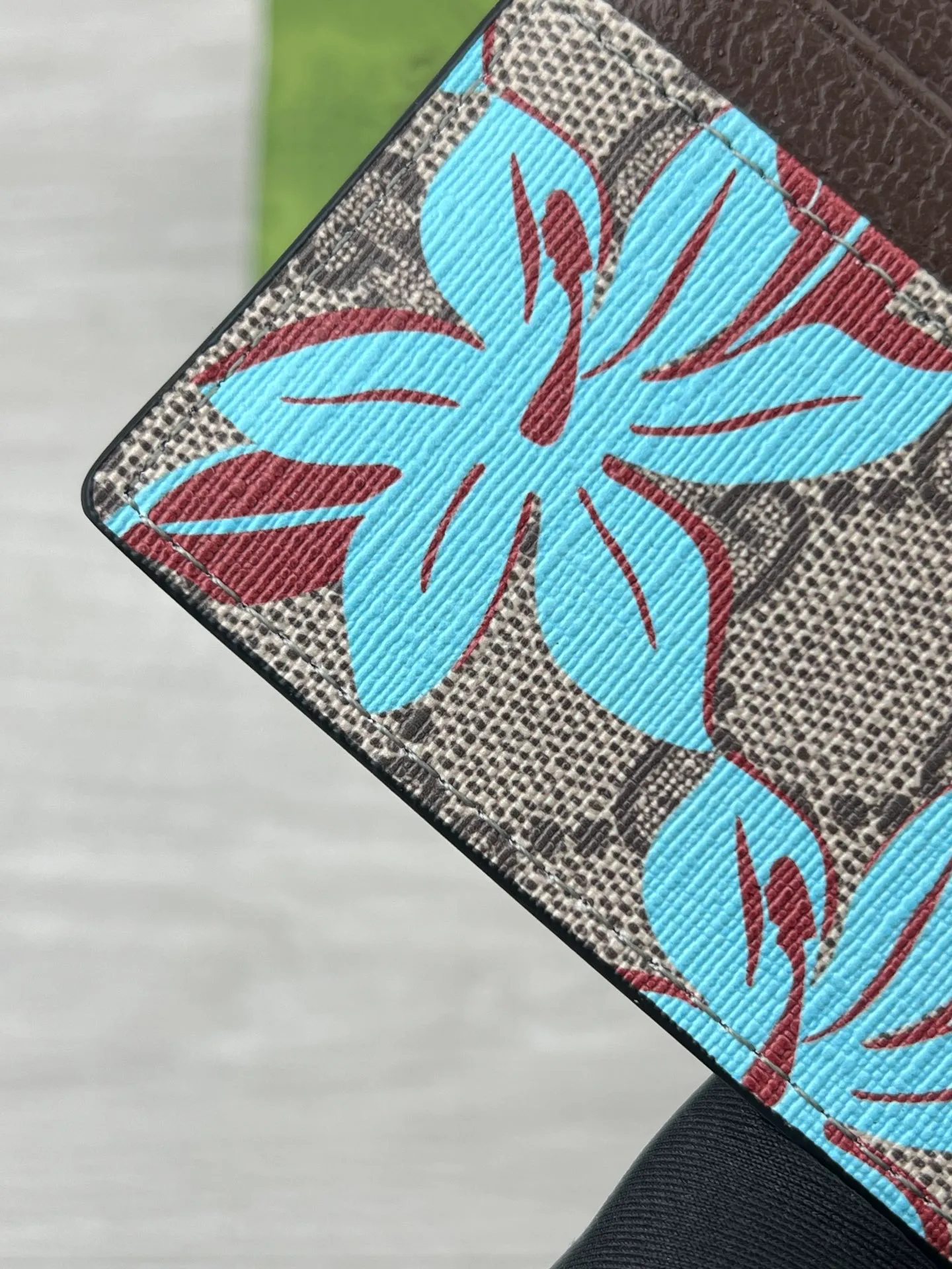 💰110 GUCCI ✨ Supreme canvas makes a stunning appearance in the 2025 early autumn series, renovating the new floral print in blue tones. This beige and dark brown card slot wallet features a contemporary floral pattern and GG logo. ·Beige and dark brown GG Supreme canvas all-over blue flower print moire fabric lining Interior: 4 card compartments, model number: 841147 size: 10*7.5cm color: coffee