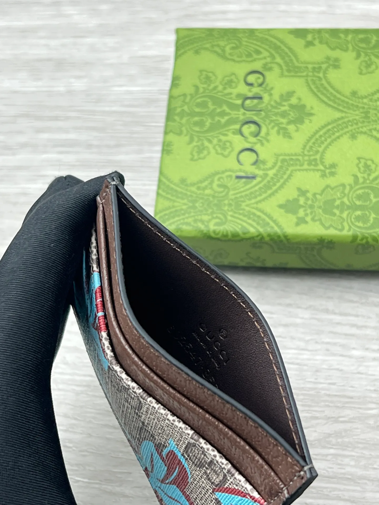 💰110 GUCCI ✨ Supreme canvas makes a stunning appearance in the 2025 early autumn series, renovating the new floral print in blue tones. This beige and dark brown card slot wallet features a contemporary floral pattern and GG logo. ·Beige and dark brown GG Supreme canvas all-over blue flower print moire fabric lining Interior: 4 card compartments, model number: 841147 size: 10*7.5cm color: coffee
