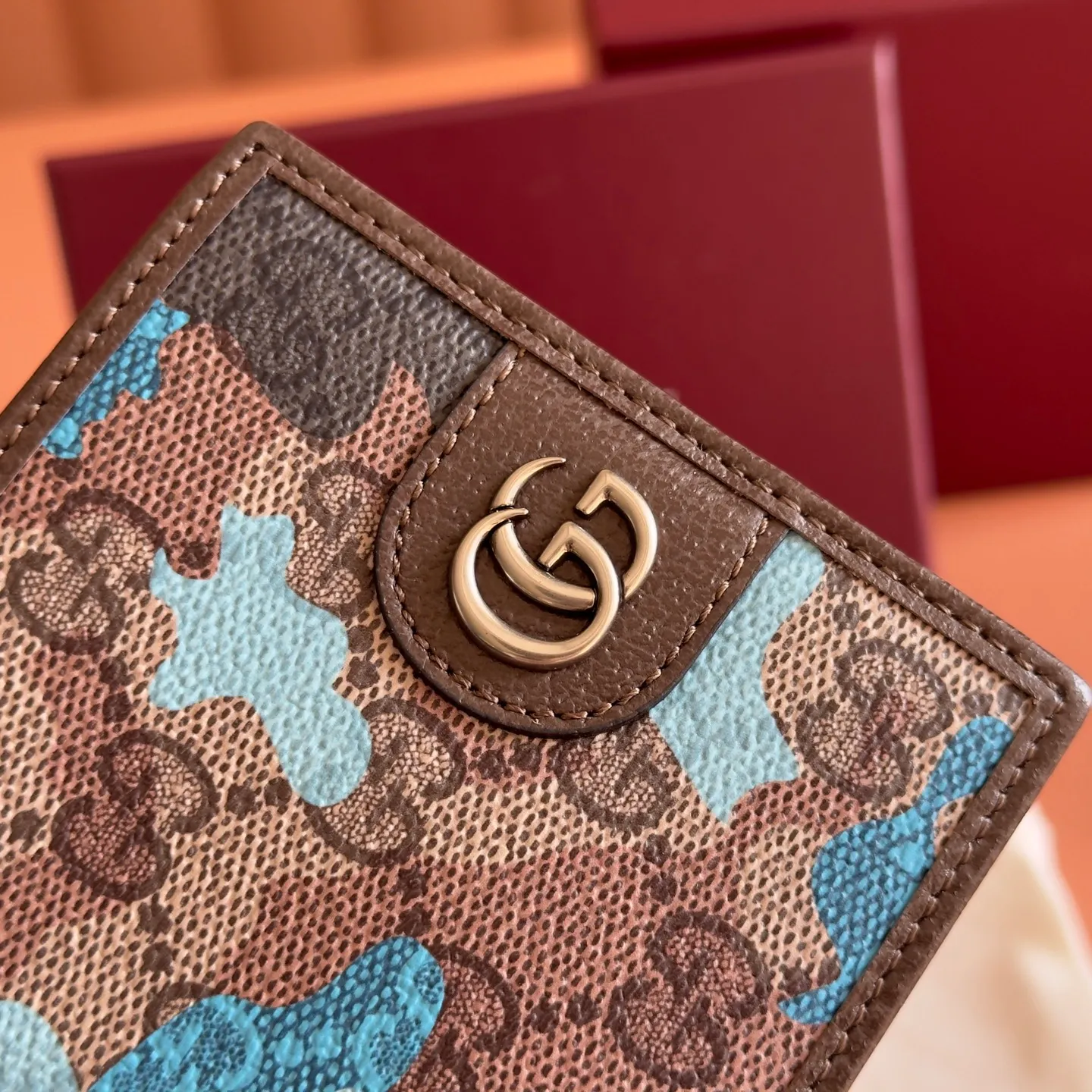 p360. 💋💋💋【With full set of original counter packaging】Vivid camouflage combined with unique color matching, a new interpretation of the classic GG pattern. This bifold wallet is crafted from coated fabric with a marbled GG monogram pattern and features Double G details. Green and yellow camouflage marbled GG monogram coated fabric Brown leather trim Palladium tone hardware Brown taffeta lining Double G Web detail Interior: 8 card compartments, 1 bill compartment, 2 internal flat pockets (under card compartment) Ident.: 834271. Dimensions when closed: 11cm (width) x 9cm (h); Dimensions when open: 21cm (width) x 9cm (h) Weight: approx. 110g Color: blue camouflage/pvc. Made in Italy