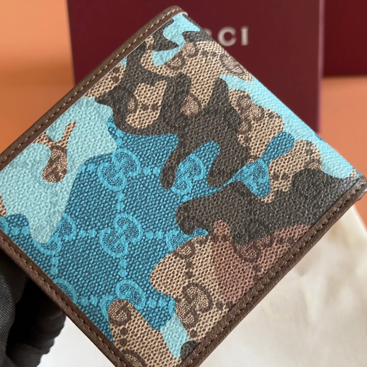 p360. 💋💋💋【With full set of original counter packaging】Vivid camouflage combined with unique color matching, a new interpretation of the classic GG pattern. This bifold wallet is crafted from coated fabric with a marbled GG monogram pattern and features Double G details. Green and yellow camouflage marbled GG monogram coated fabric Brown leather trim Palladium tone hardware Brown taffeta lining Double G Web detail Interior: 8 card compartments, 1 bill compartment, 2 internal flat pockets (under card compartment) Ident.: 834271. Dimensions when closed: 11cm (width) x 9cm (h); Dimensions when open: 21cm (width) x 9cm (h) Weight: approx. 110g Color: blue camouflage/pvc. Made in Italy