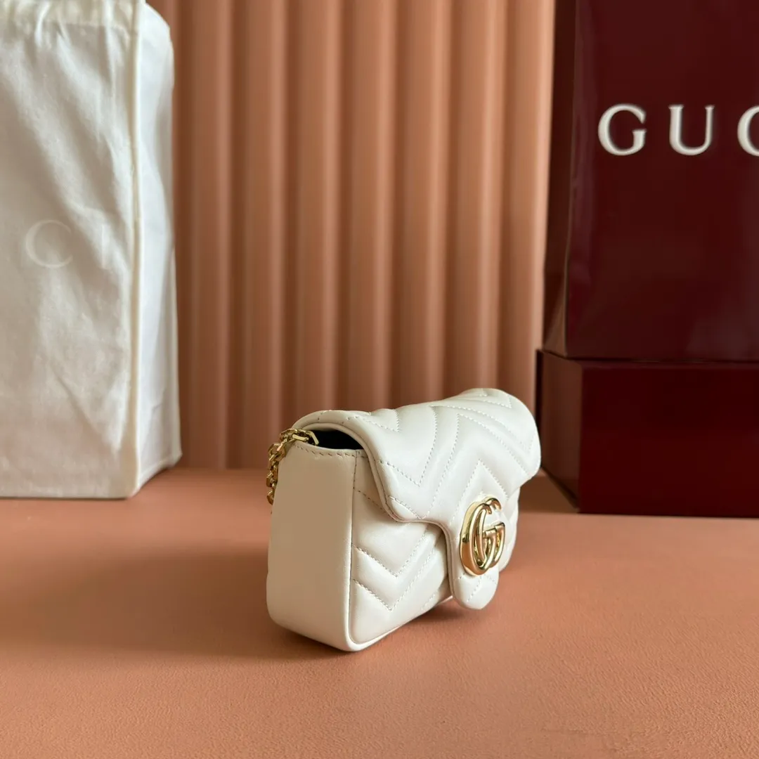 p900💋💋💋Imported original sheepskin pure copper hardware [Original leather configuration counter complete package] The brand's iconic GG Marmont series is ingeniously integrated with double G styling accessories and faceted chain straps, and soft leather is selected to create a bag with soft lines. This mini bag is embellished with the brand's archive logo, which debuted in the 1970s. Black V-shaped Matelassé sheepskin. Silver-tone hardware. Silver-tone hardware. Double G. Chain shoulder strap (60 cm high). Magnetic snap closure. Weight: approx. 0.35 kg. Ident number: 841290. Dimensions: 16.5cm (width) x 9.5cm (height) x 4.5cm (depth) Color: white full leather/original leather. Made in Italy