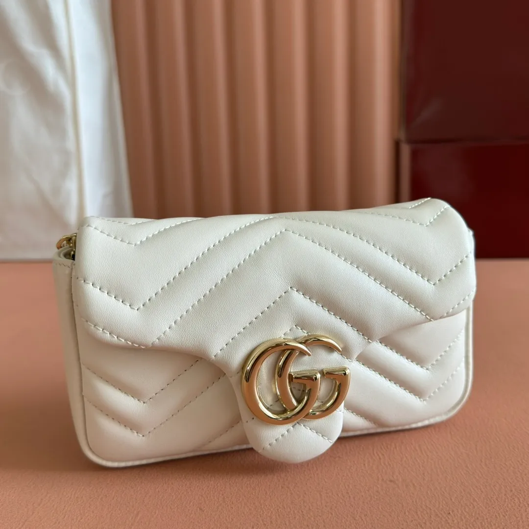 p900💋💋💋Imported original sheepskin pure copper hardware [Original leather configuration counter complete package] The brand's iconic GG Marmont series is ingeniously integrated with double G styling accessories and faceted chain straps, and soft leather is selected to create a bag with soft lines. This mini bag is embellished with the brand's archive logo, which debuted in the 1970s. Black V-shaped Matelassé sheepskin. Silver-tone hardware. Silver-tone hardware. Double G. Chain shoulder strap (60 cm high). Magnetic snap closure. Weight: approx. 0.35 kg. Ident number: 841290. Dimensions: 16.5cm (width) x 9.5cm (height) x 4.5cm (depth) Color: white full leather/original leather. Made in Italy