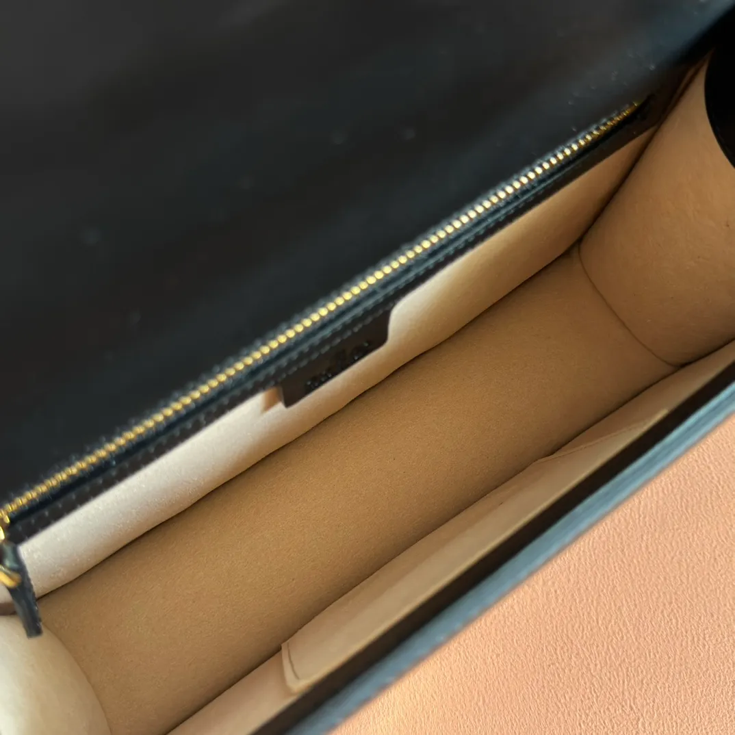 p1360. 💋💋💋【Original leather with complete packaging】‼ G Home 👉New style. The market's top exclusive goods control, special/counter quality 💯Using imported cowhide, original hardware! Exquisite workmanship. 💯Exclusive physical photos📷👉The quality can be seen in the picture👄👄😘😘. Style number: 421882. Dimensions: width 25.5*height 17*side width 8. Color: black.