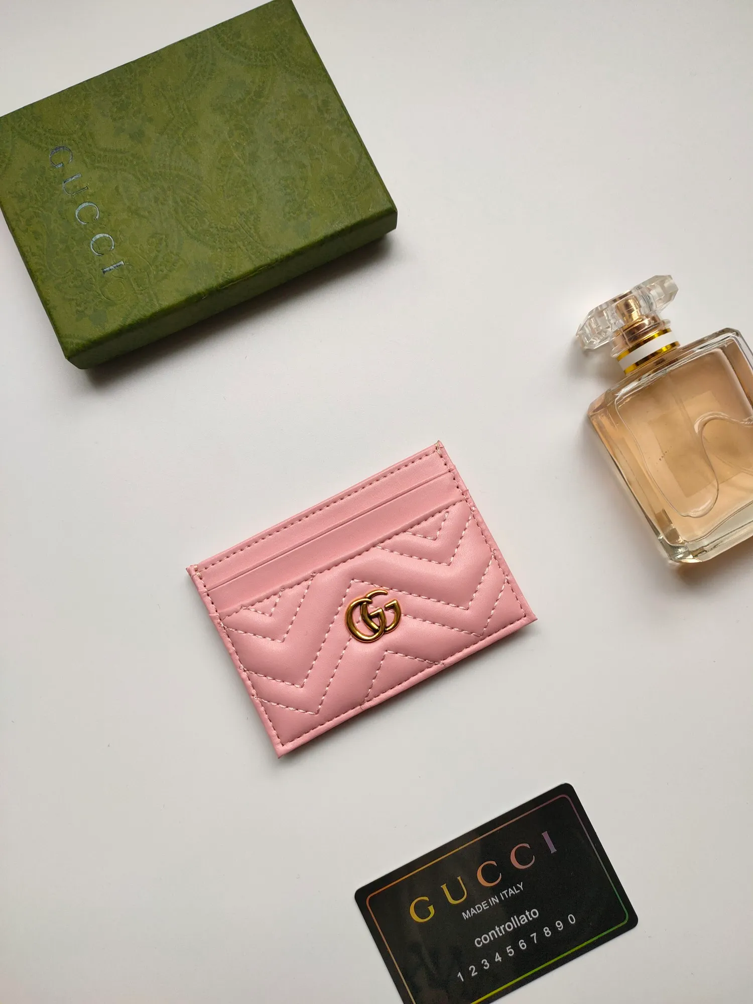 ¥90💰GUCCI’s new women’s card holder. GG Marmont card holder. Made of calfskin, quilted humanoid pattern and crafted with top-grade overseas hardware. Style number: 443127 full leather. GG Marmont card holder! Size: W10xH7cm. Comes with packaging box.