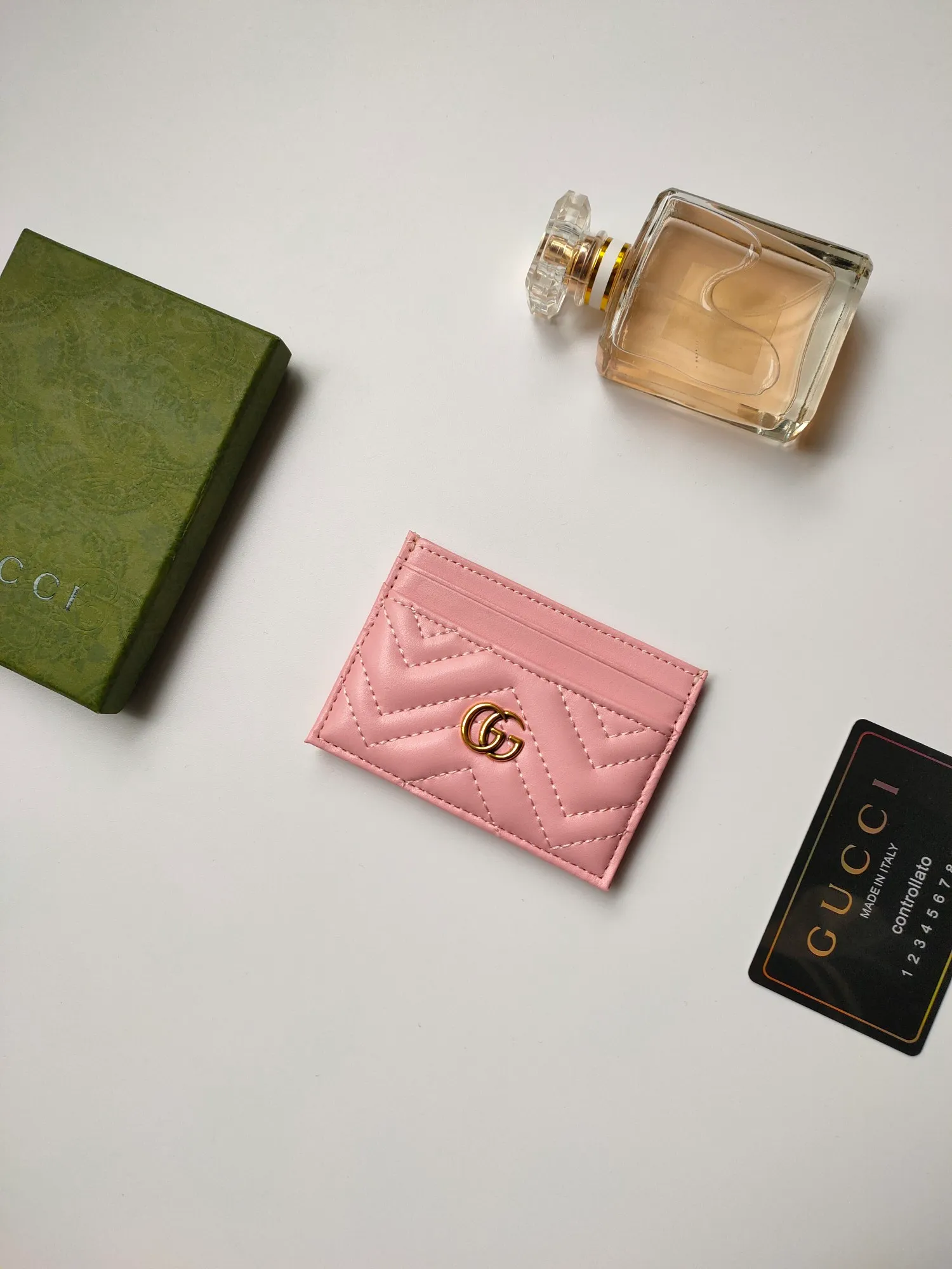 ¥90💰GUCCI’s new women’s card holder. GG Marmont card holder. Made of calfskin, quilted humanoid pattern and crafted with top-grade overseas hardware. Style number: 443127 full leather. GG Marmont card holder! Size: W10xH7cm. Comes with packaging box.