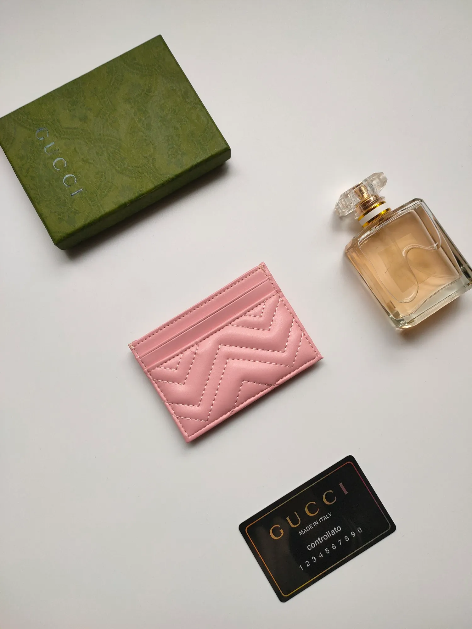 ¥90💰GUCCI’s new women’s card holder. GG Marmont card holder. Made of calfskin, quilted humanoid pattern and crafted with top-grade overseas hardware. Style number: 443127 full leather. GG Marmont card holder! Size: W10xH7cm. Comes with packaging box.