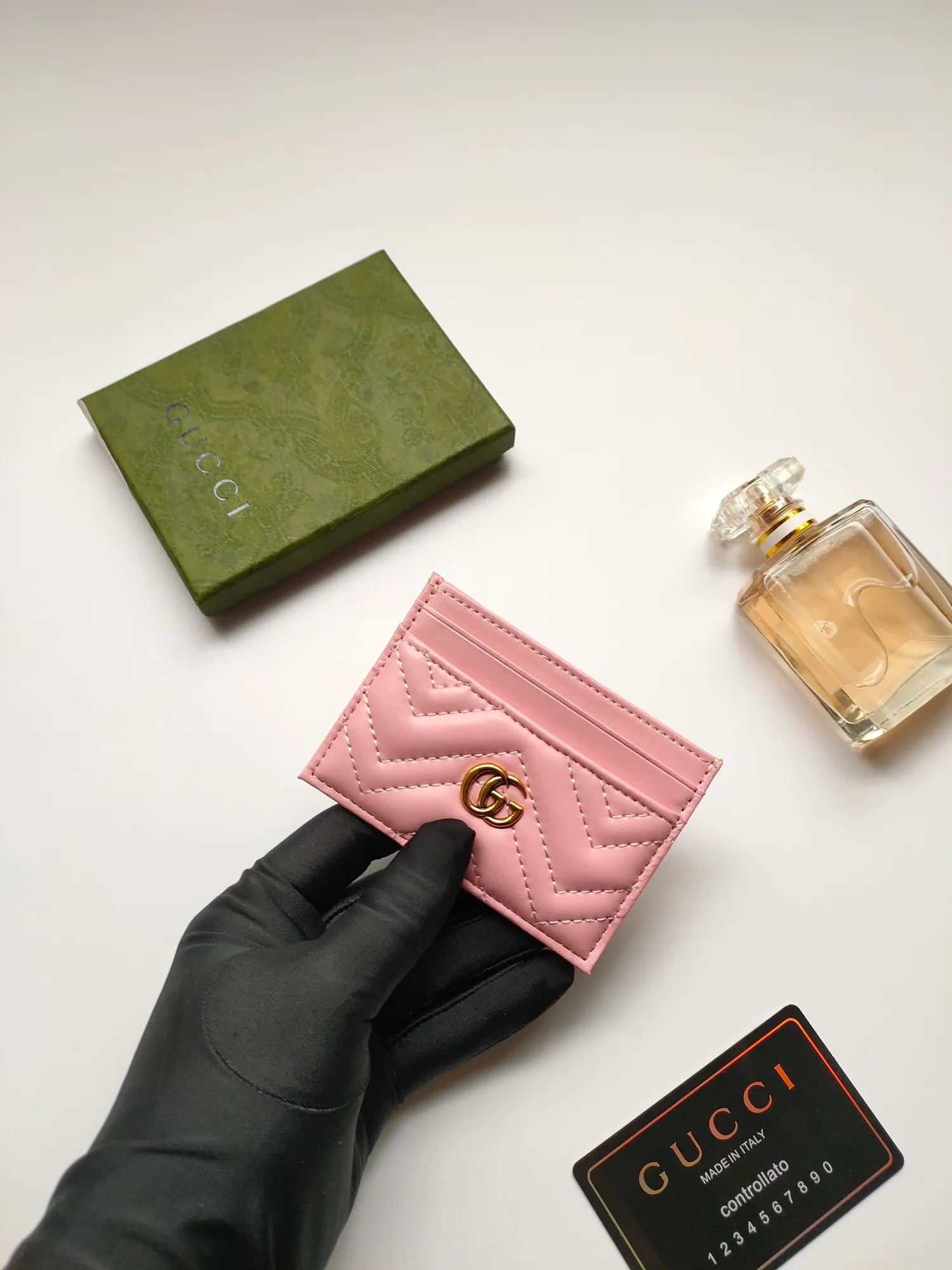 ¥90💰GUCCI’s new women’s card holder. GG Marmont card holder. Made of calfskin, quilted humanoid pattern and crafted with top-grade overseas hardware. Style number: 443127 full leather. GG Marmont card holder! Size: W10xH7cm. Comes with packaging box.