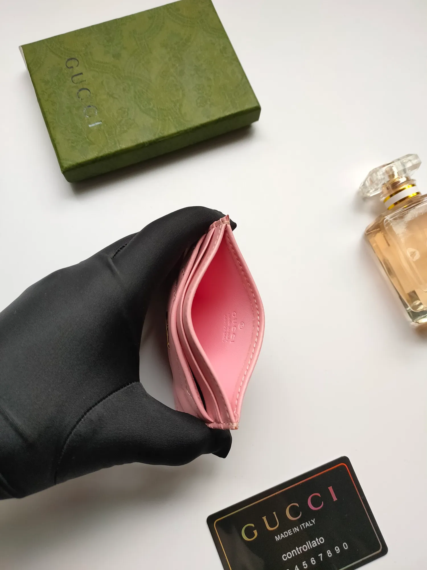 ¥90💰GUCCI’s new women’s card holder. GG Marmont card holder. Made of calfskin, quilted humanoid pattern and crafted with top-grade overseas hardware. Style number: 443127 full leather. GG Marmont card holder! Size: W10xH7cm. Comes with packaging box.