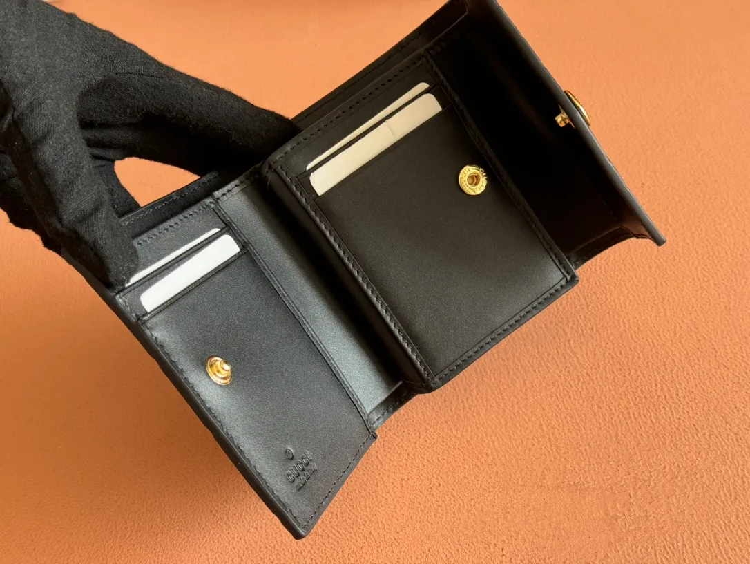 p500. 💋💋💋‼ ️"With full set of original green box packaging"‼ ️【New Style】Gucci’s classic GG pattern with rich texture and gloss is used for this elegant black short card holder! Inject a different style. Black GG cowhide, antique gold-tone metal buttons. Model: 772793. Dimensions: 11(L) x 9.5(W) x 3(D) Color: Black/Full Leather. Made in Italy