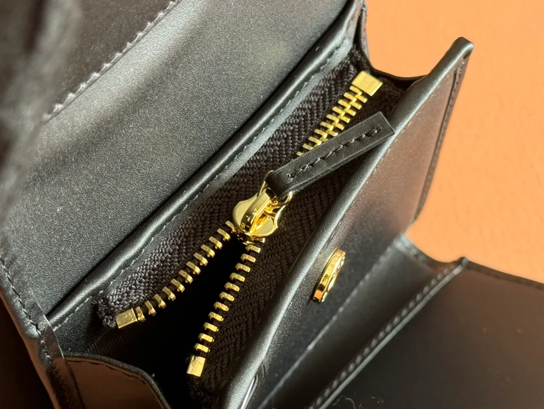 p500. 💋💋💋‼ ️"With full set of original green box packaging"‼ ️【New Style】Gucci’s classic GG pattern with rich texture and gloss is used for this elegant black short card holder! Inject a different style. Black GG cowhide, antique gold-tone metal buttons. Model: 772793. Dimensions: 11(L) x 9.5(W) x 3(D) Color: Black/Full Leather. Made in Italy