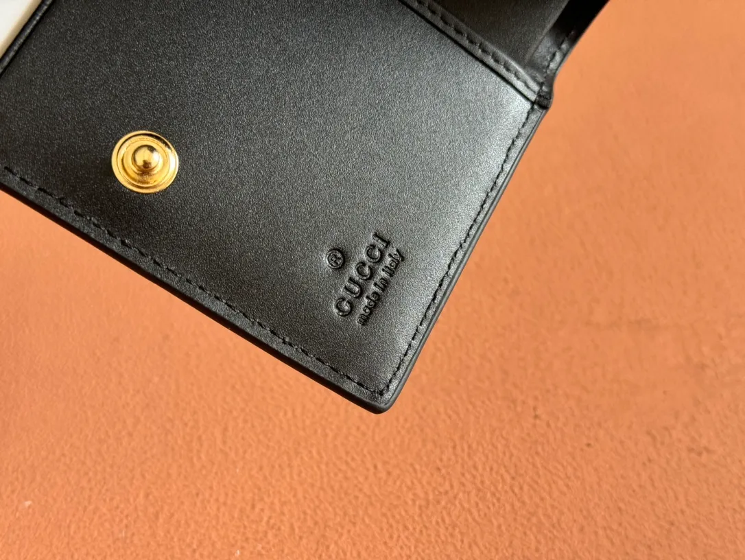 p500. 💋💋💋‼ ️"With full set of original green box packaging"‼ ️【New Style】Gucci’s classic GG pattern with rich texture and gloss is used for this elegant black short card holder! Inject a different style. Black GG cowhide, antique gold-tone metal buttons. Model: 772793. Dimensions: 11(L) x 9.5(W) x 3(D) Color: Black/Full Leather. Made in Italy